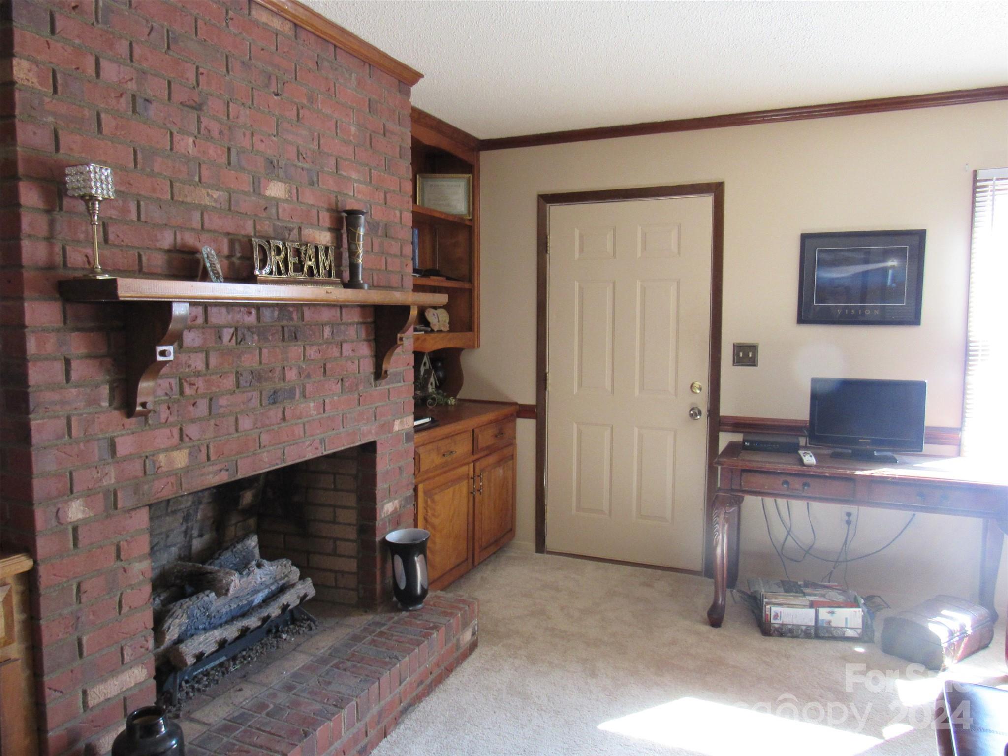 171 Fox Run Road — Forest City