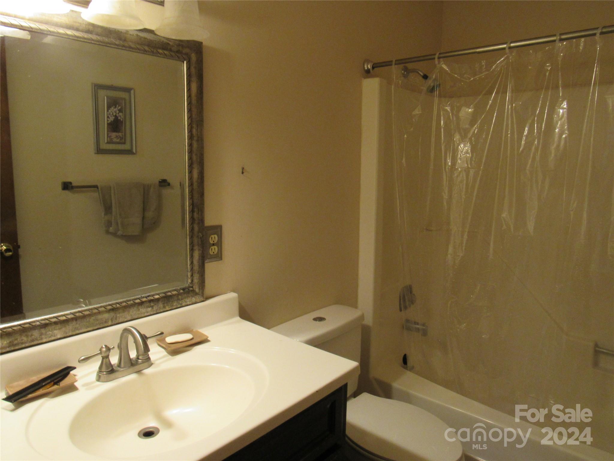 171 Fox Run Road — Forest City