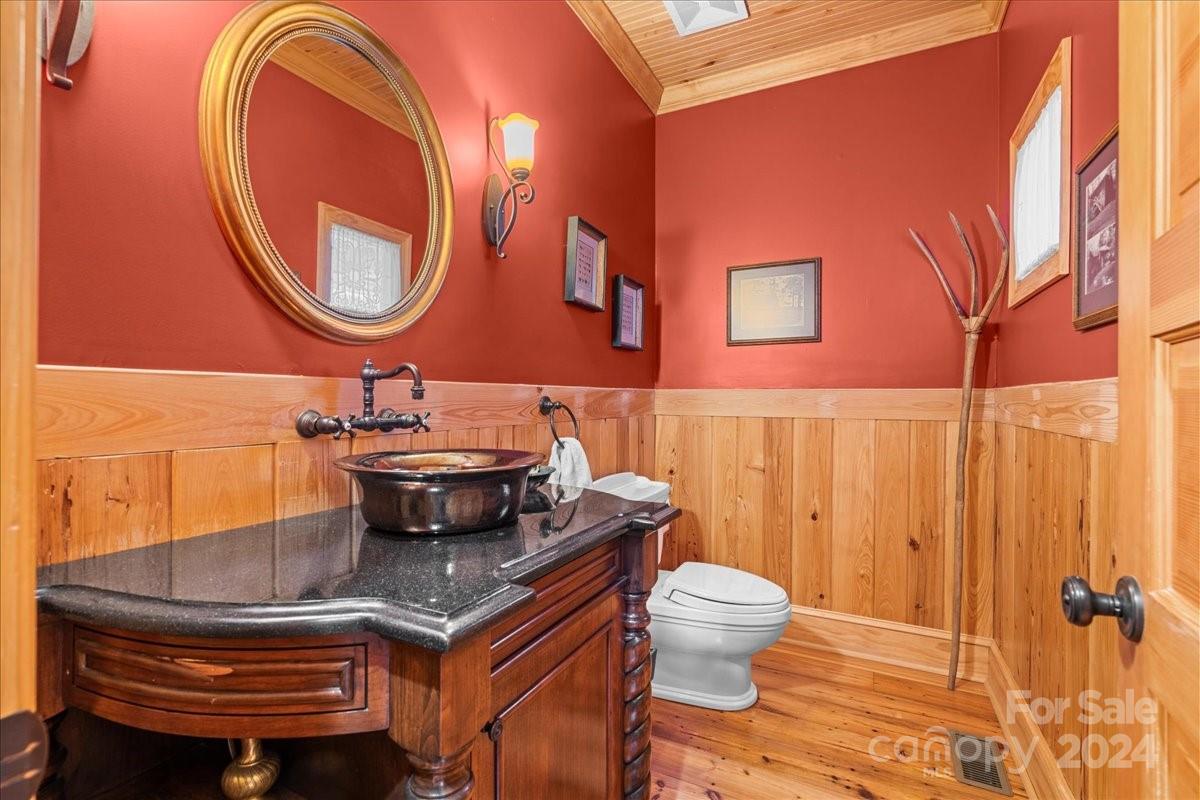 2884 Lake Road — Ridgeway