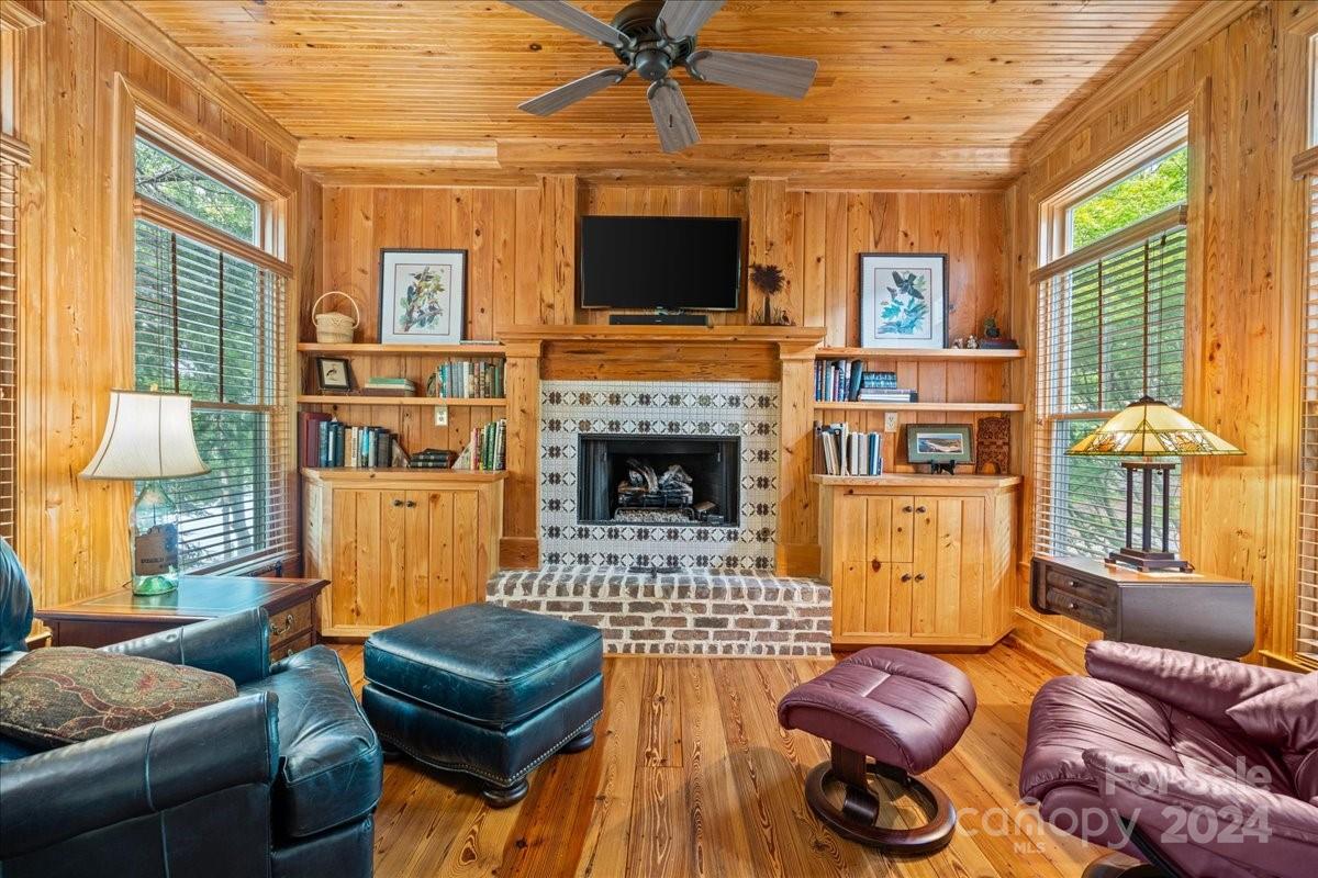 2884 Lake Road — Ridgeway