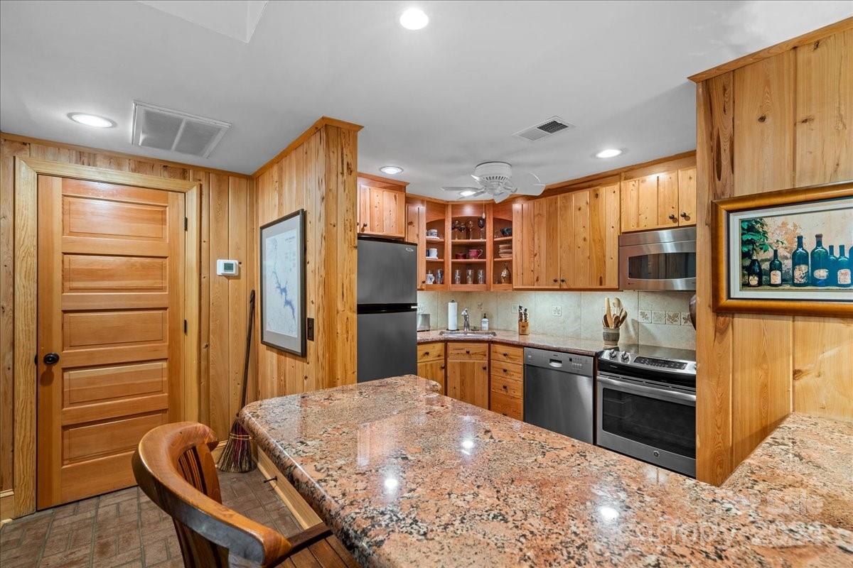 2884 Lake Road — Ridgeway