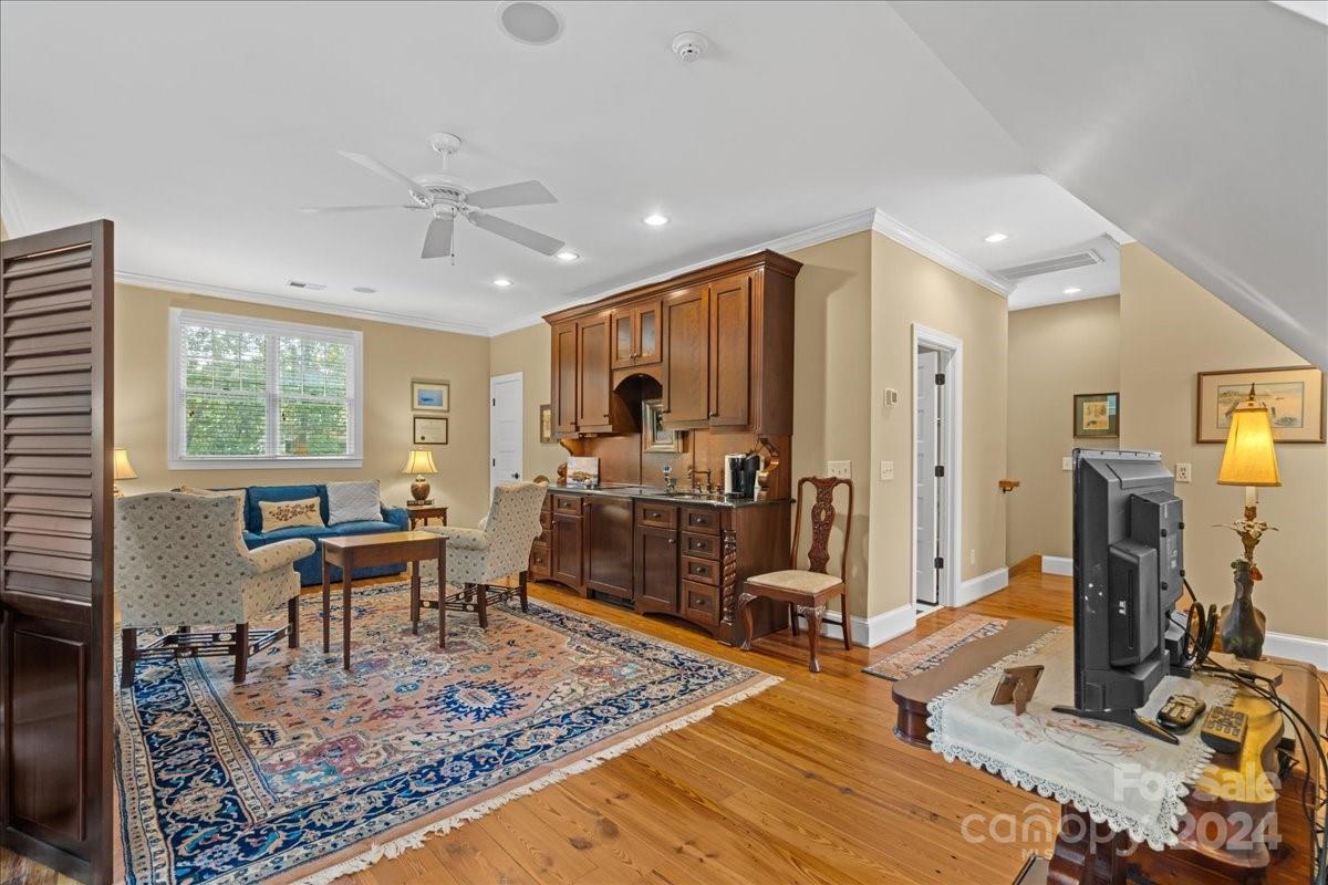 2884 Lake Road — Ridgeway