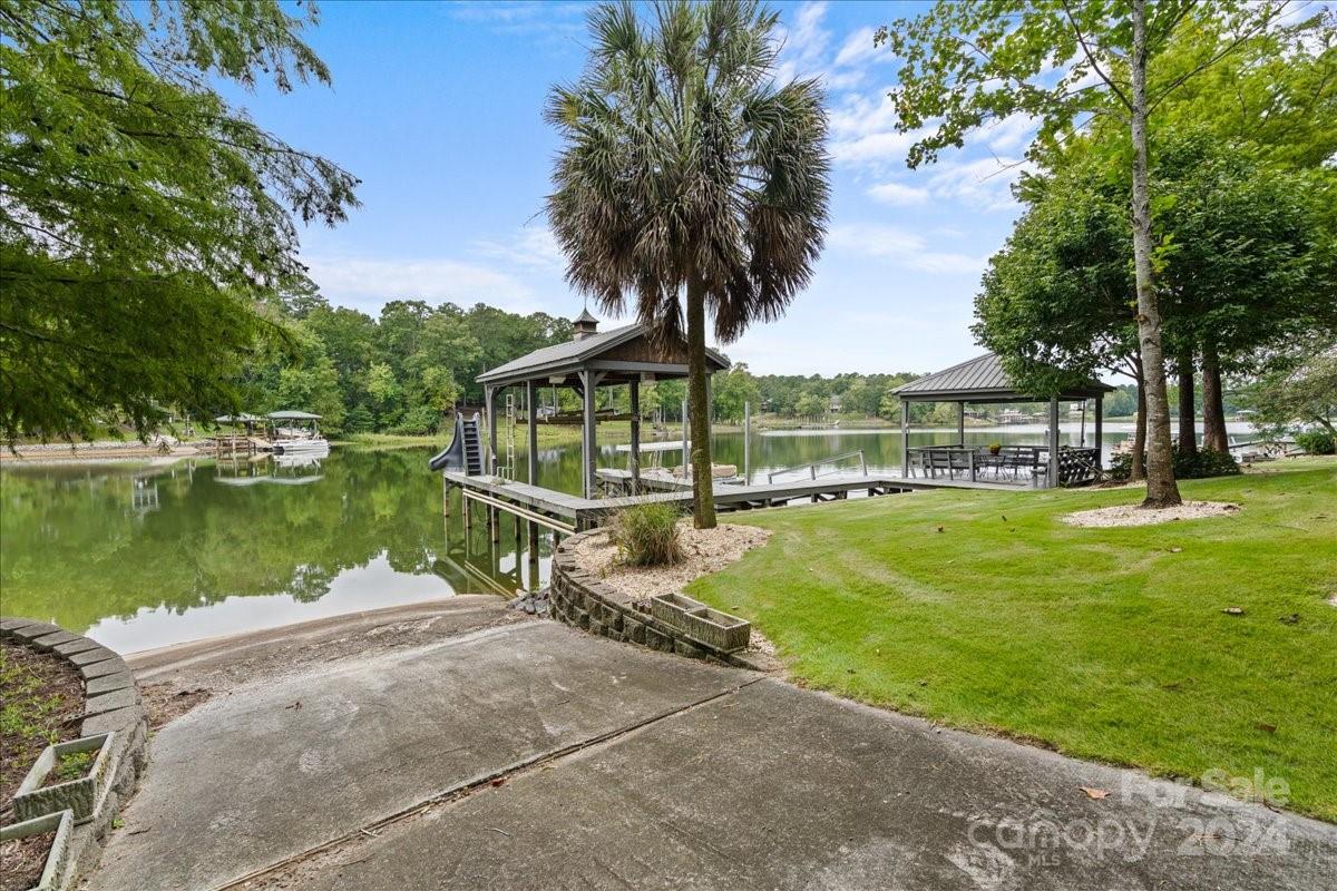2884 Lake Road — Ridgeway