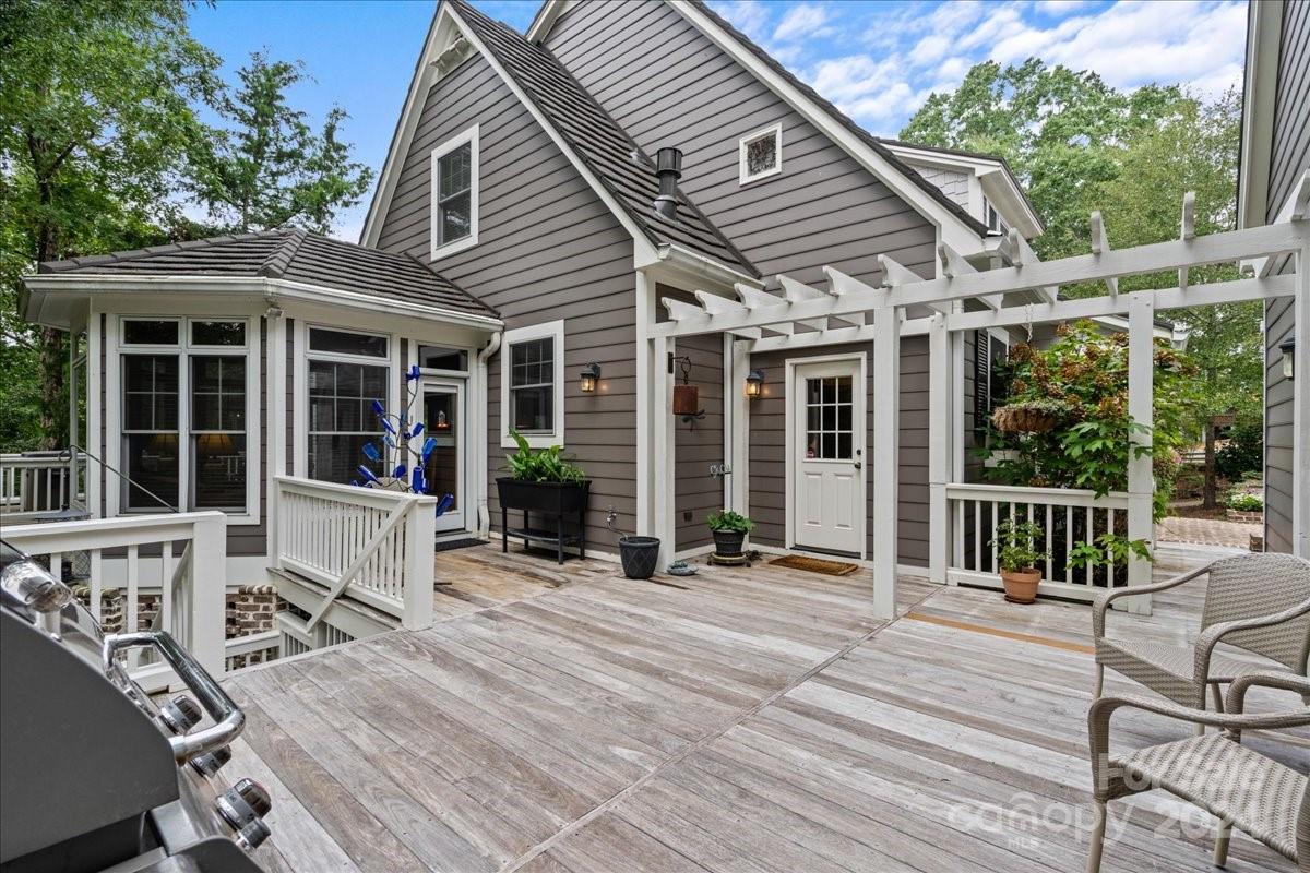 2884 Lake Road — Ridgeway