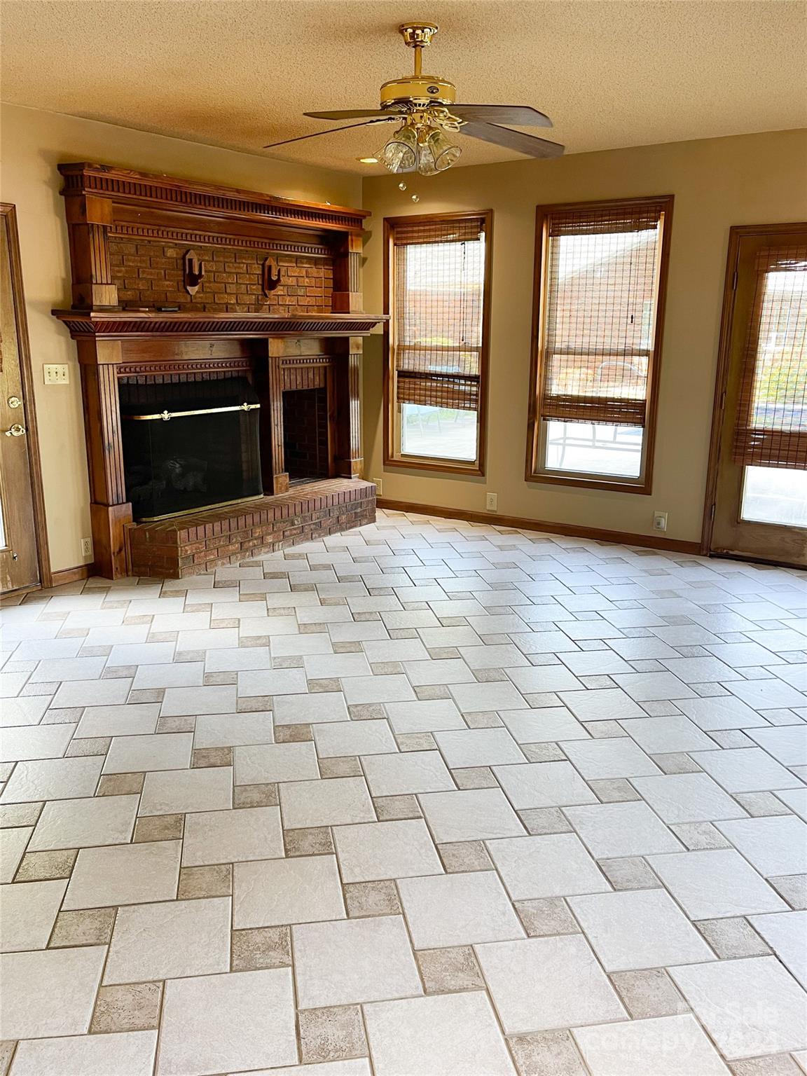 1610 Sierra Road — York