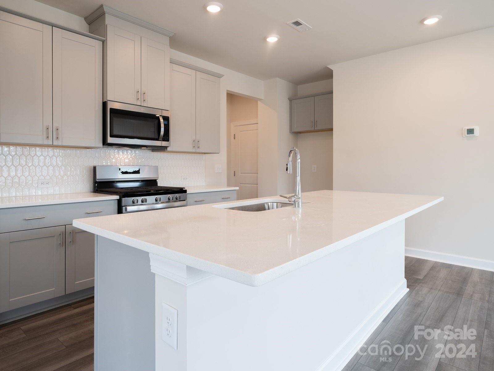 913 Smithcliffs Trail — York