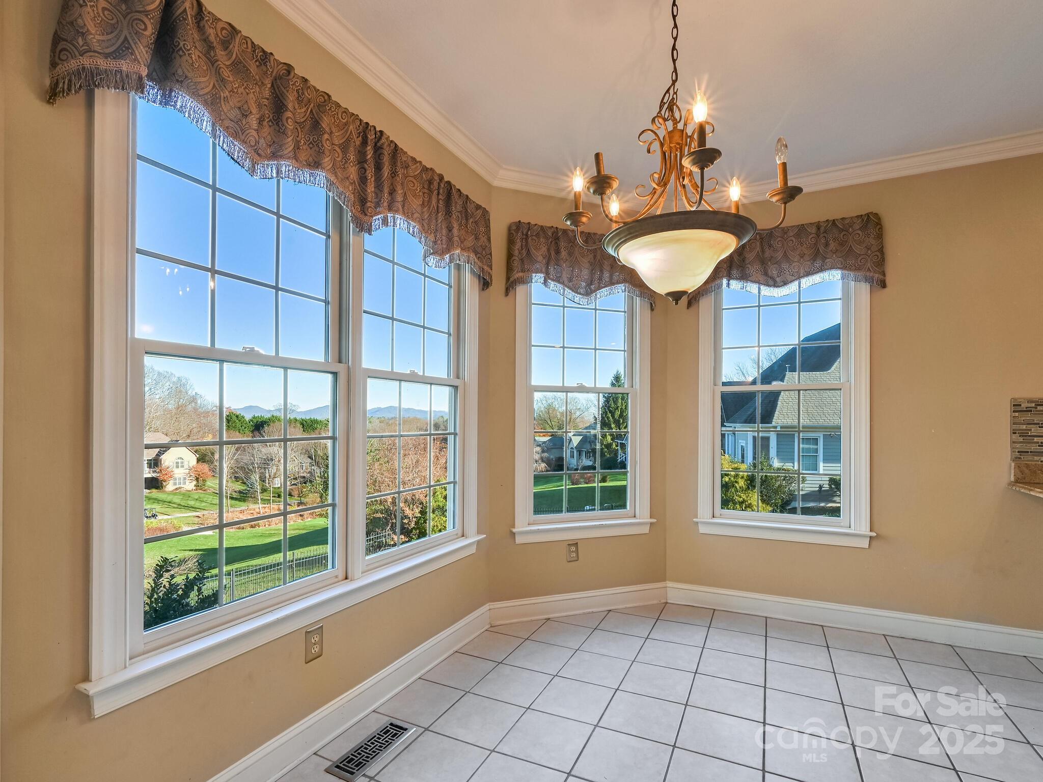 7 Round Robin Lane — Mills River