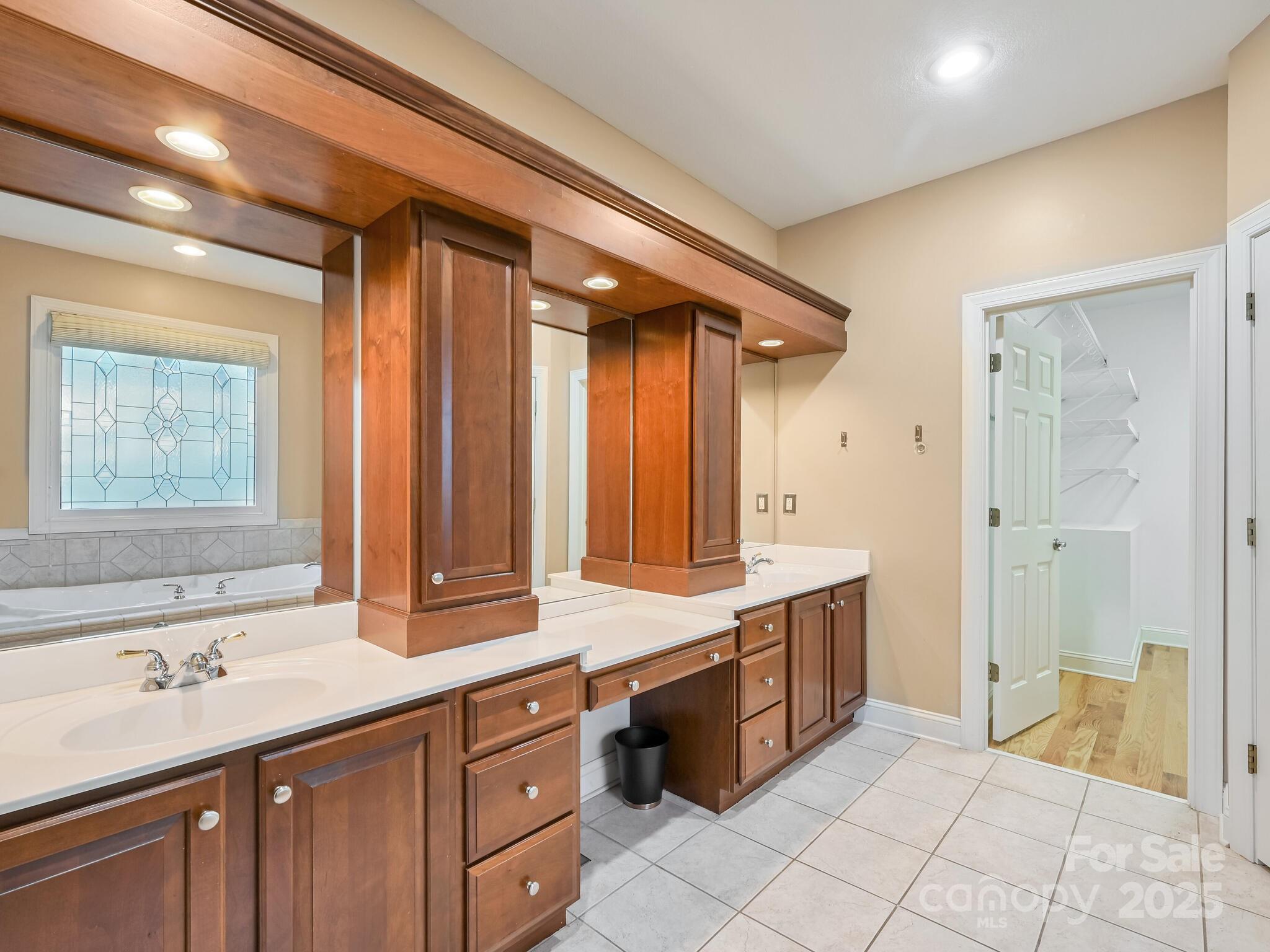 7 Round Robin Lane — Mills River
