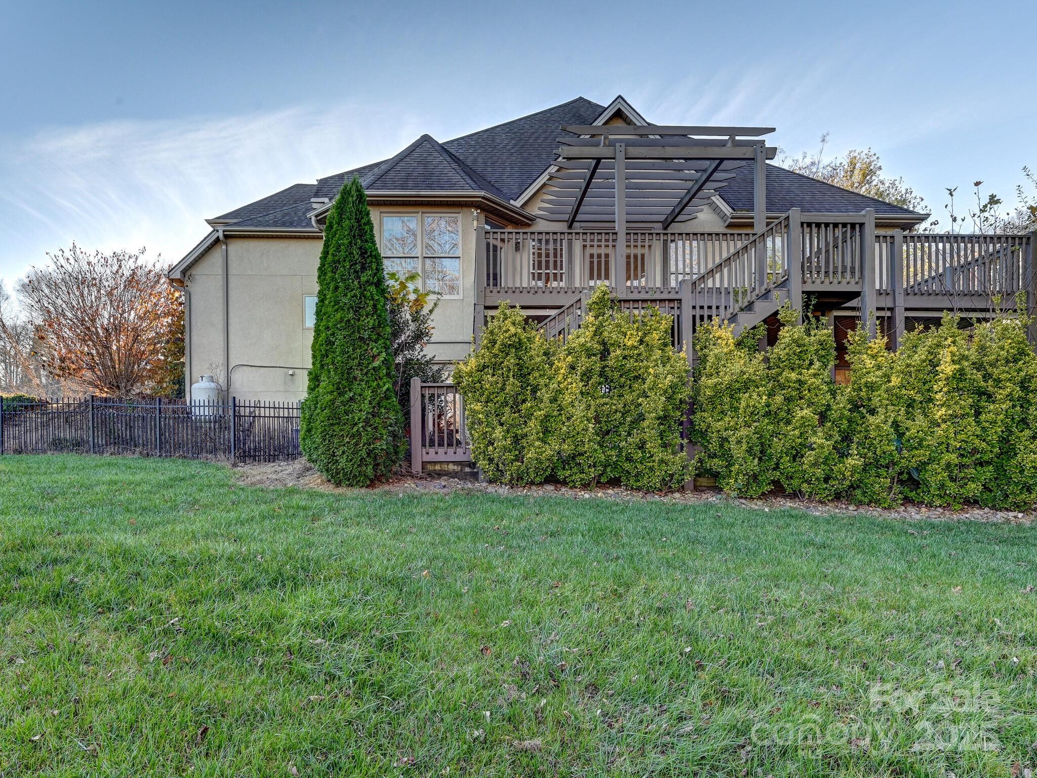 7 Round Robin Lane — Mills River