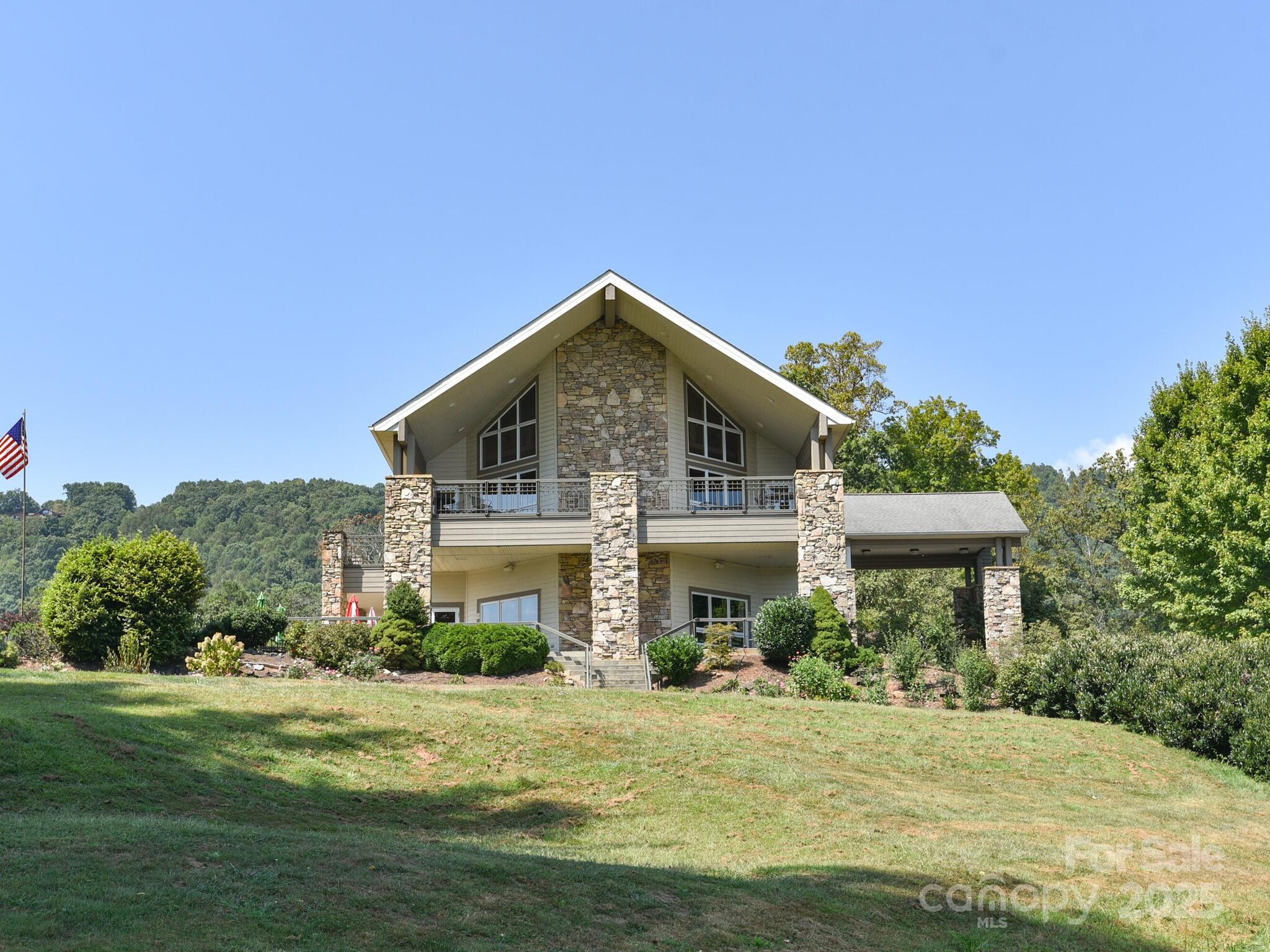7 Round Robin Lane — Mills River