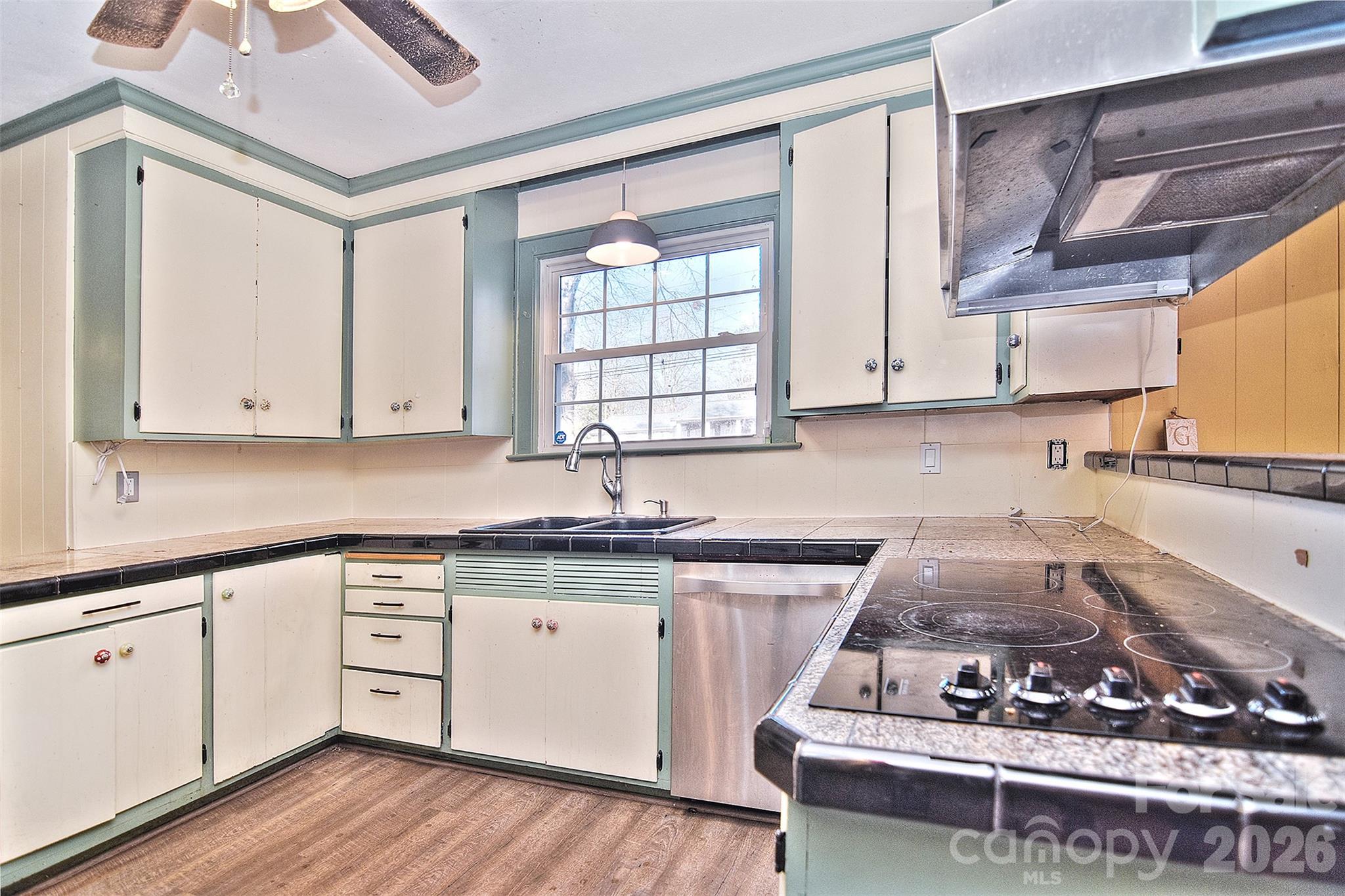 936 23rd Avenue NE — Hickory