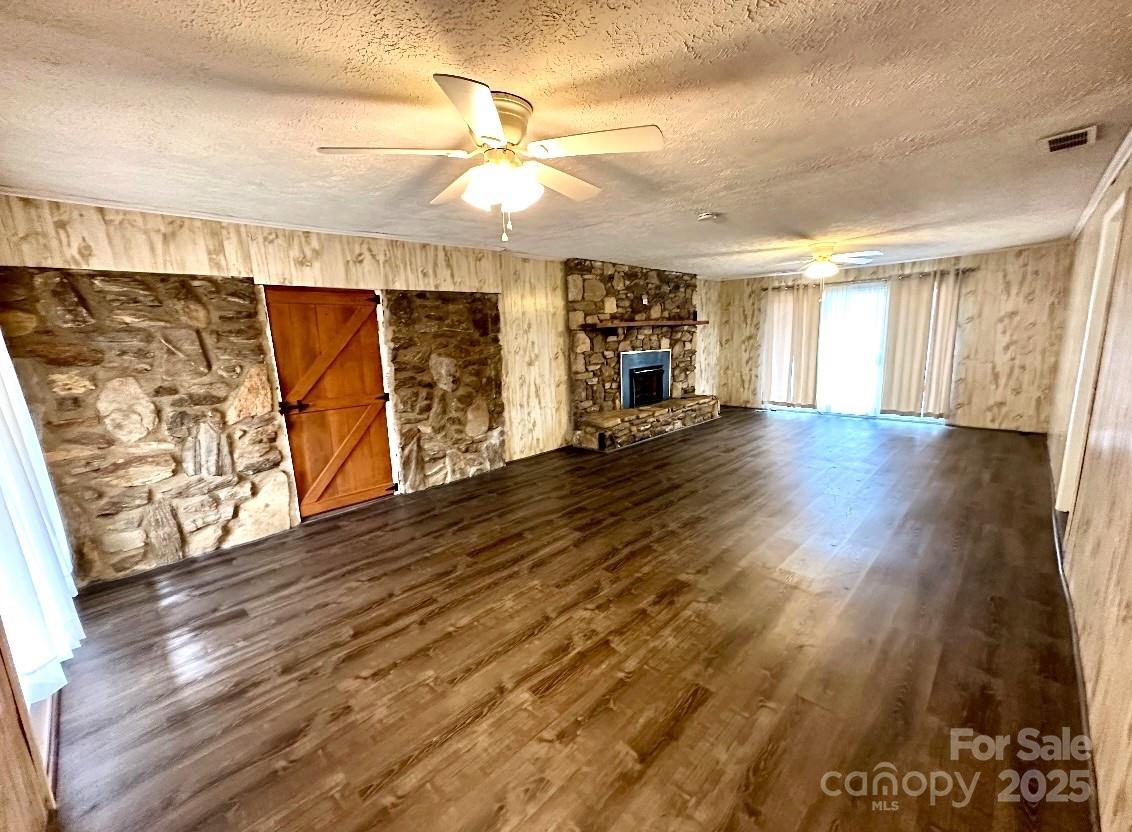 1567 Newfound Road — Leicester