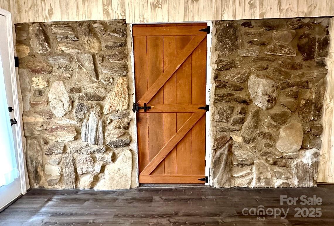 1567 Newfound Road — Leicester