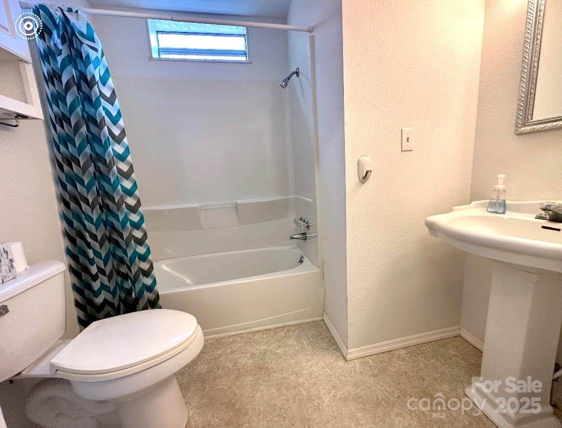 1567 Newfound Road — Leicester