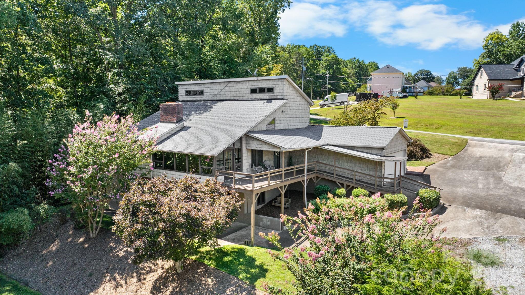 3910 6th Street NW — Hickory