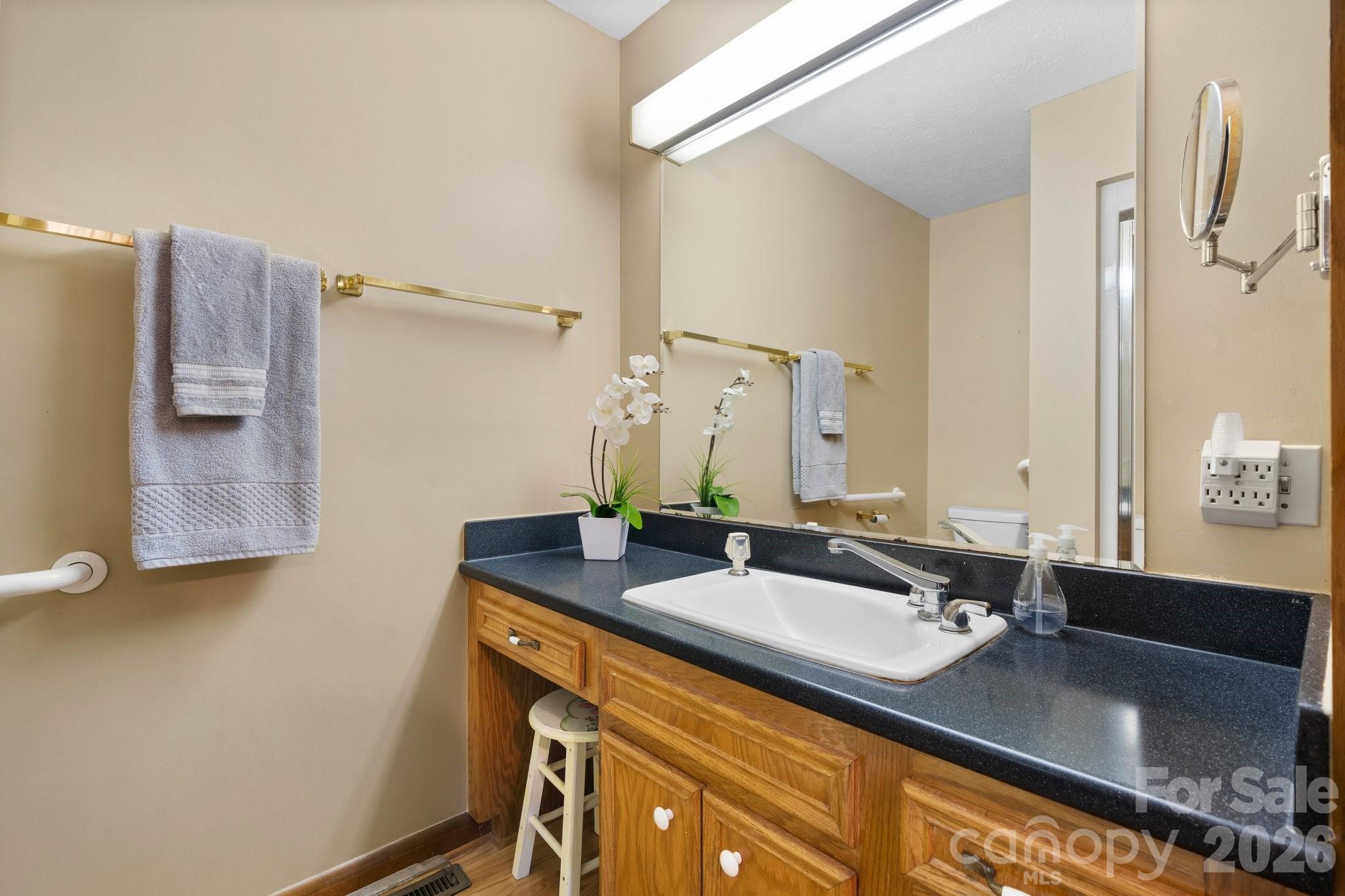 3910 6th Street NW — Hickory