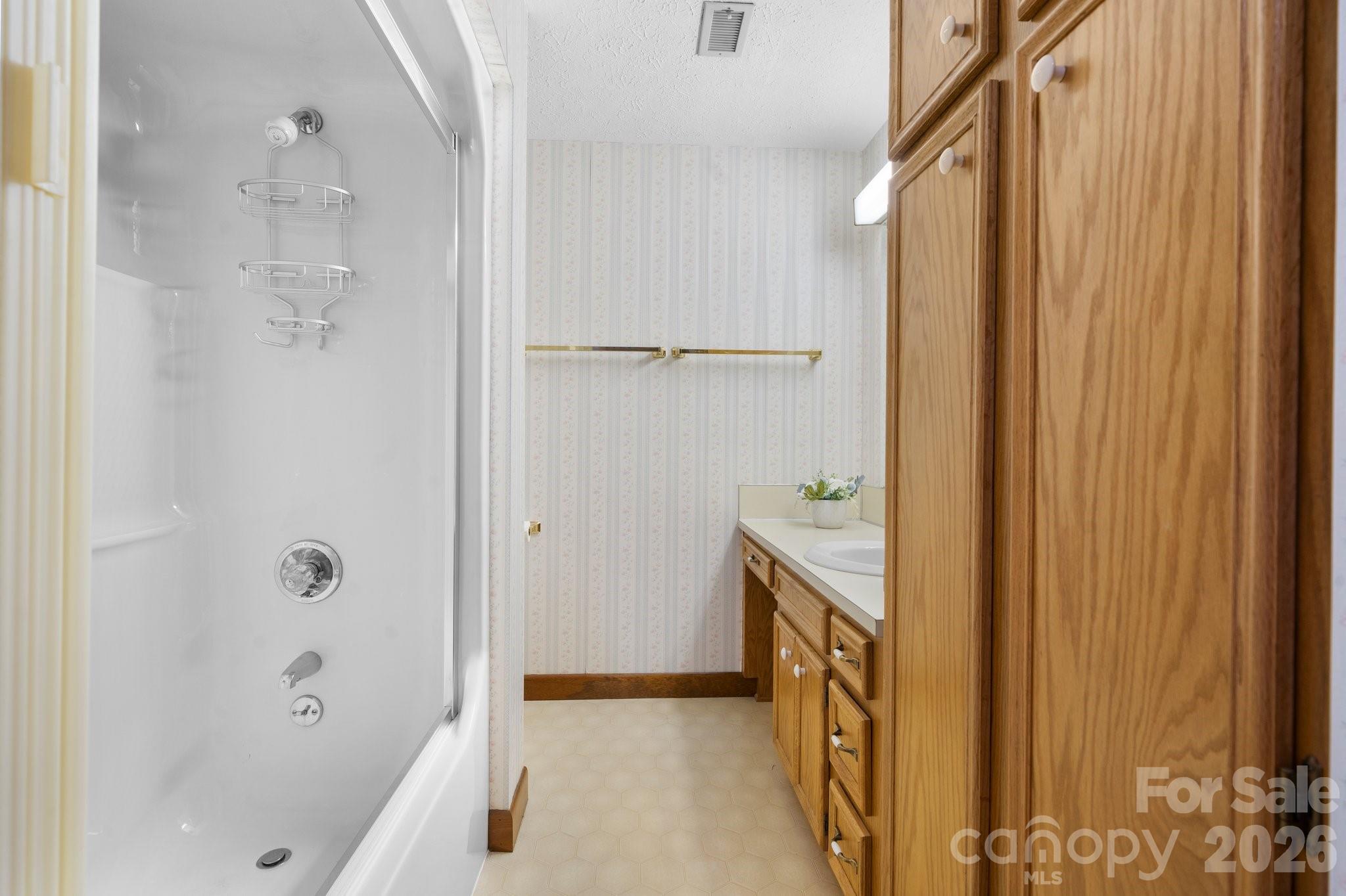 3910 6th Street NW — Hickory