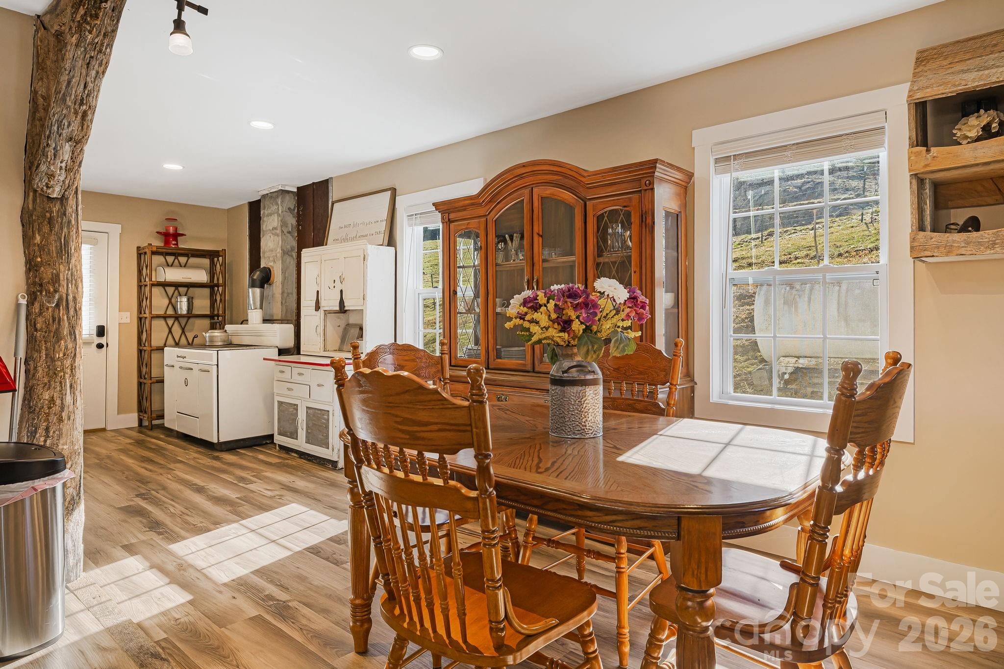 867 Indian Creek Road — Burnsville