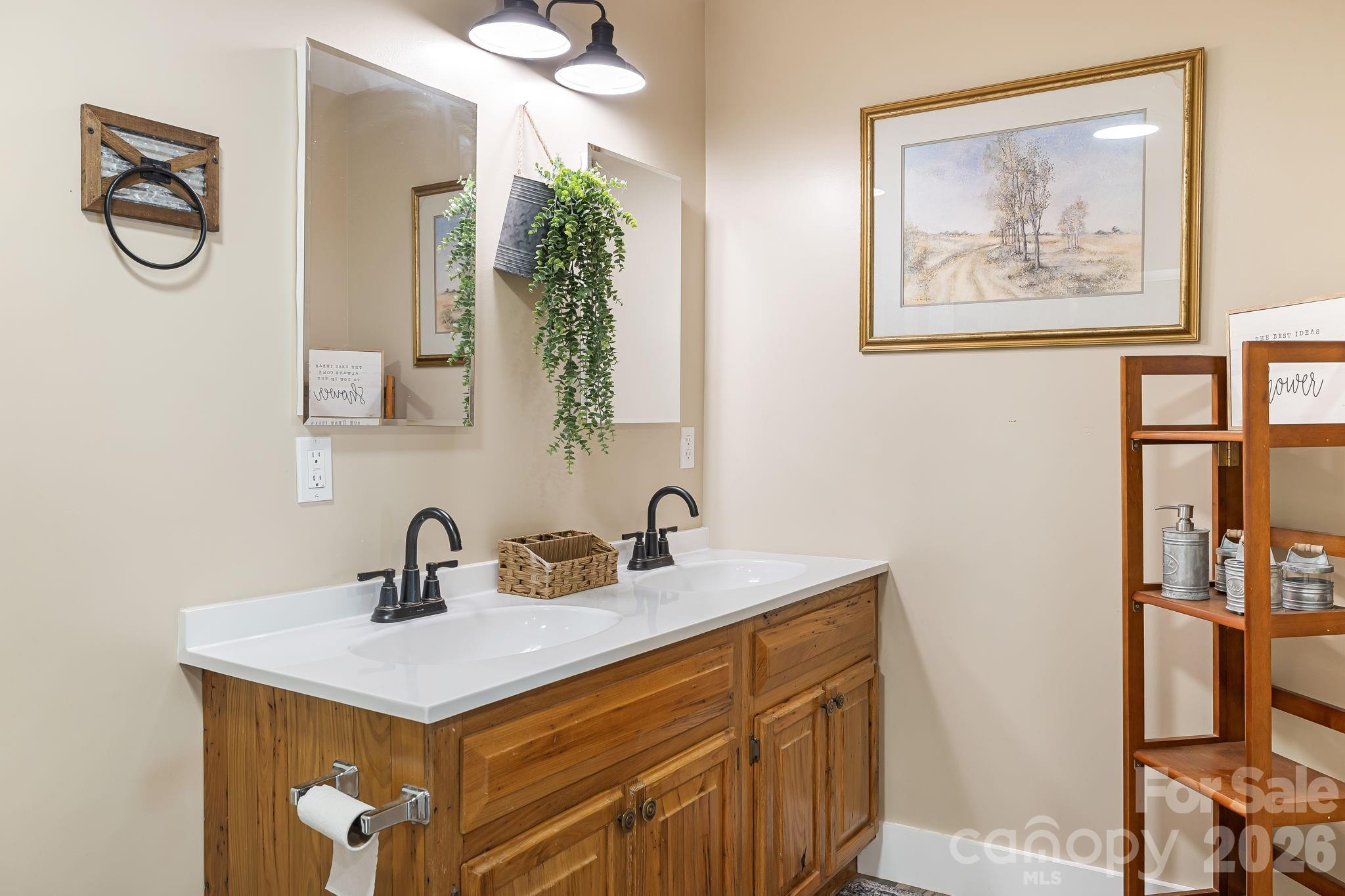 867 Indian Creek Road — Burnsville