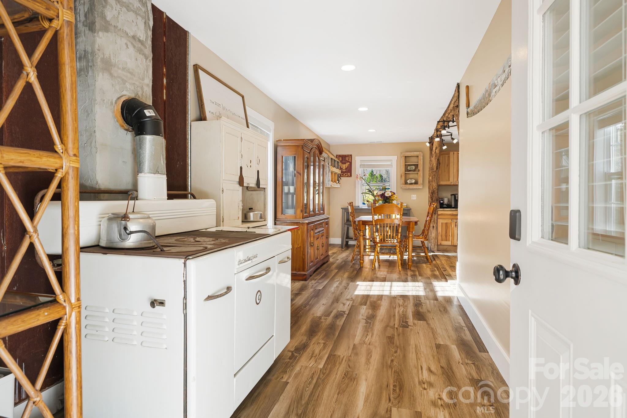 867 Indian Creek Road — Burnsville
