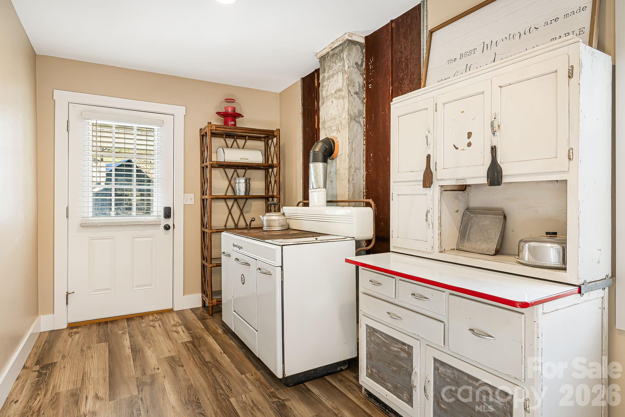 867 Indian Creek Road — Burnsville