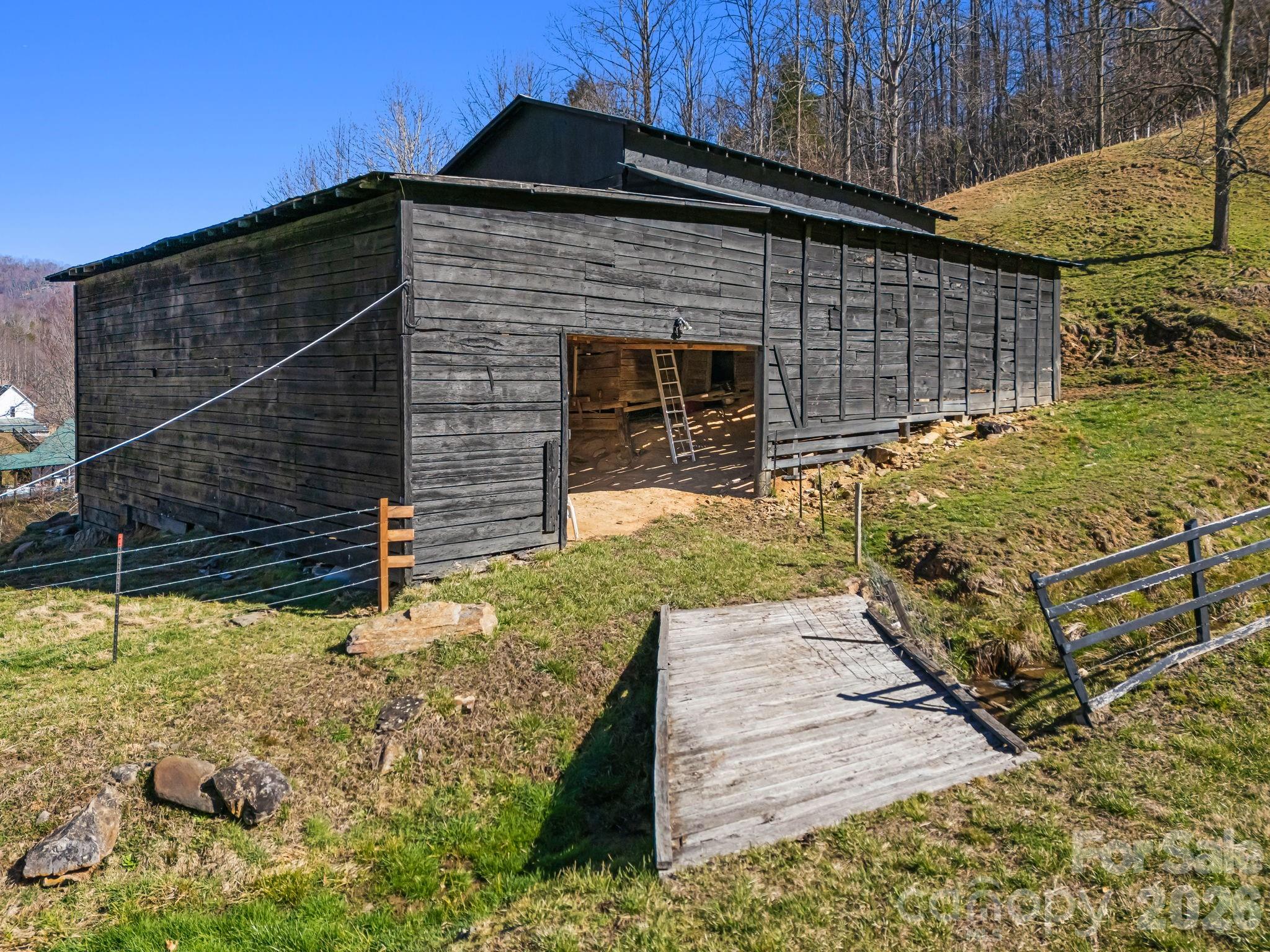 867 Indian Creek Road — Burnsville