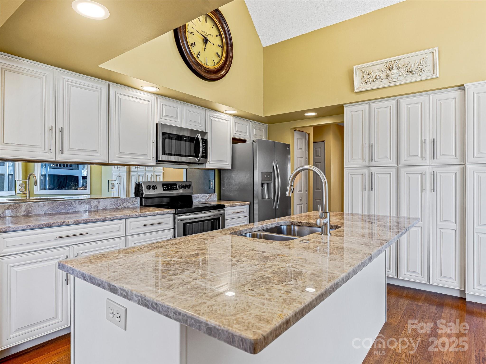 140 Overlook Drive — Flat Rock