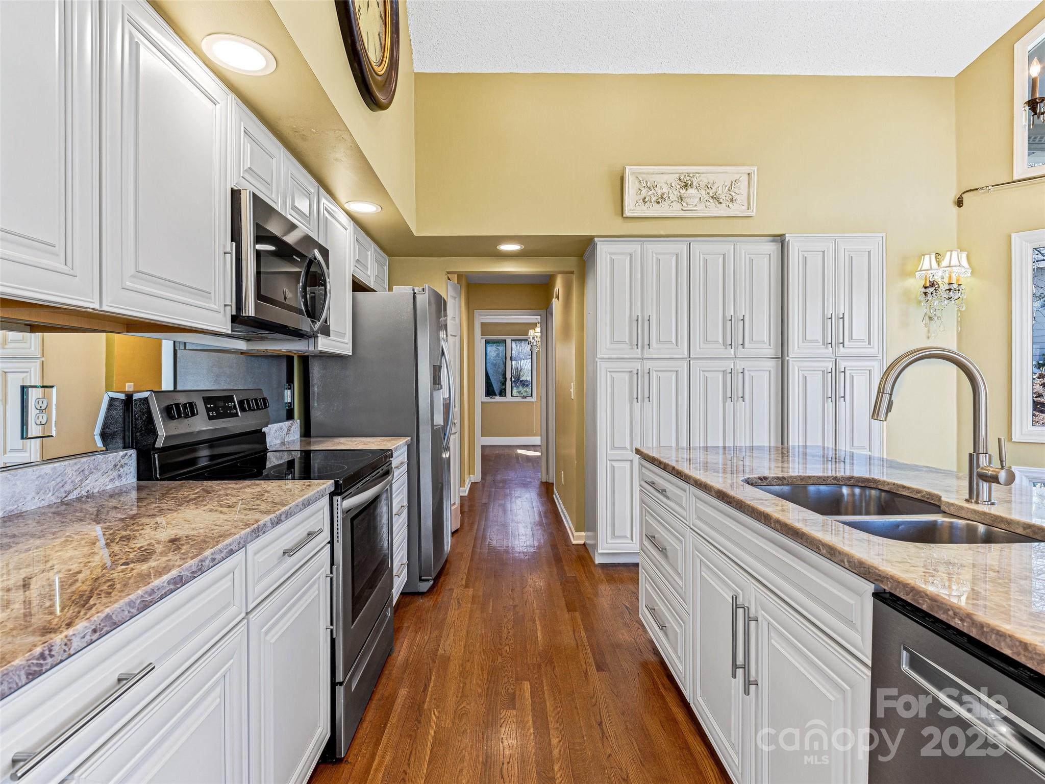 140 Overlook Drive — Flat Rock