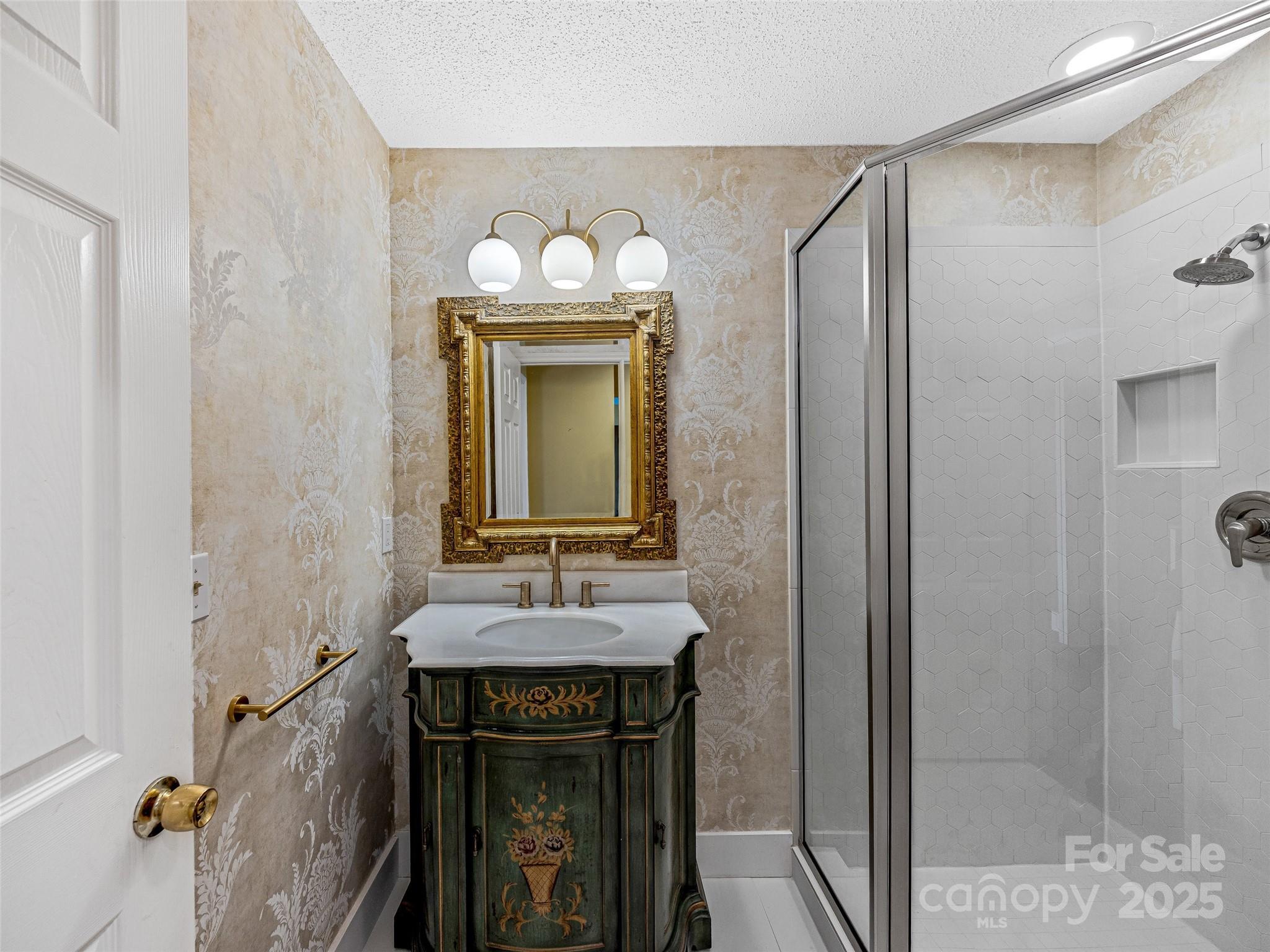 140 Overlook Drive — Flat Rock
