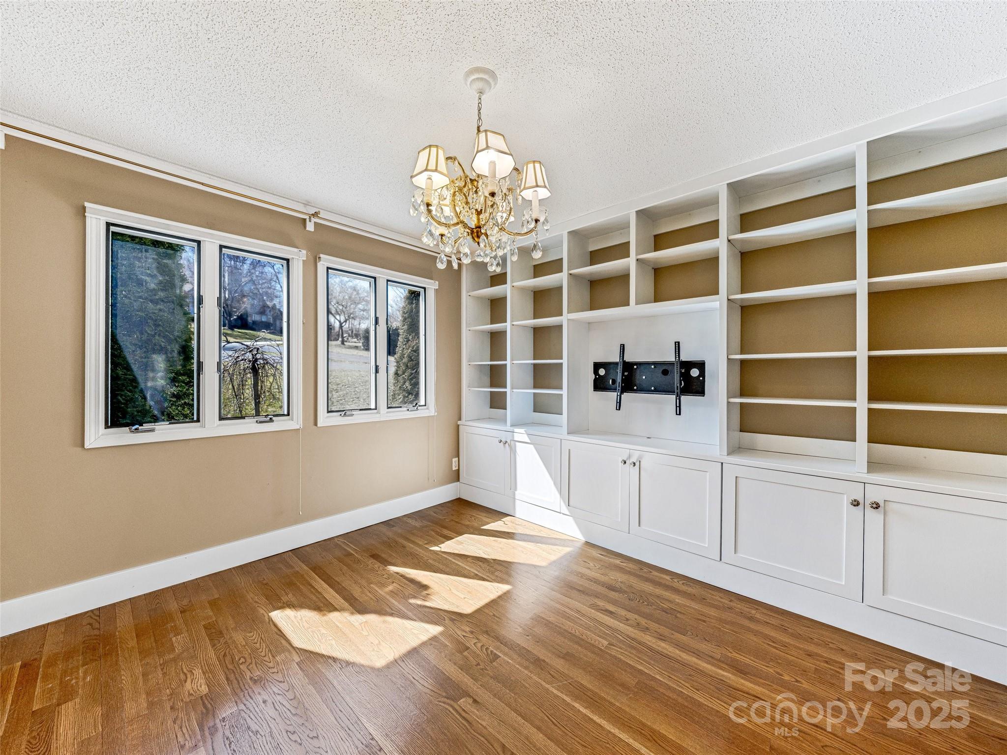 140 Overlook Drive — Flat Rock