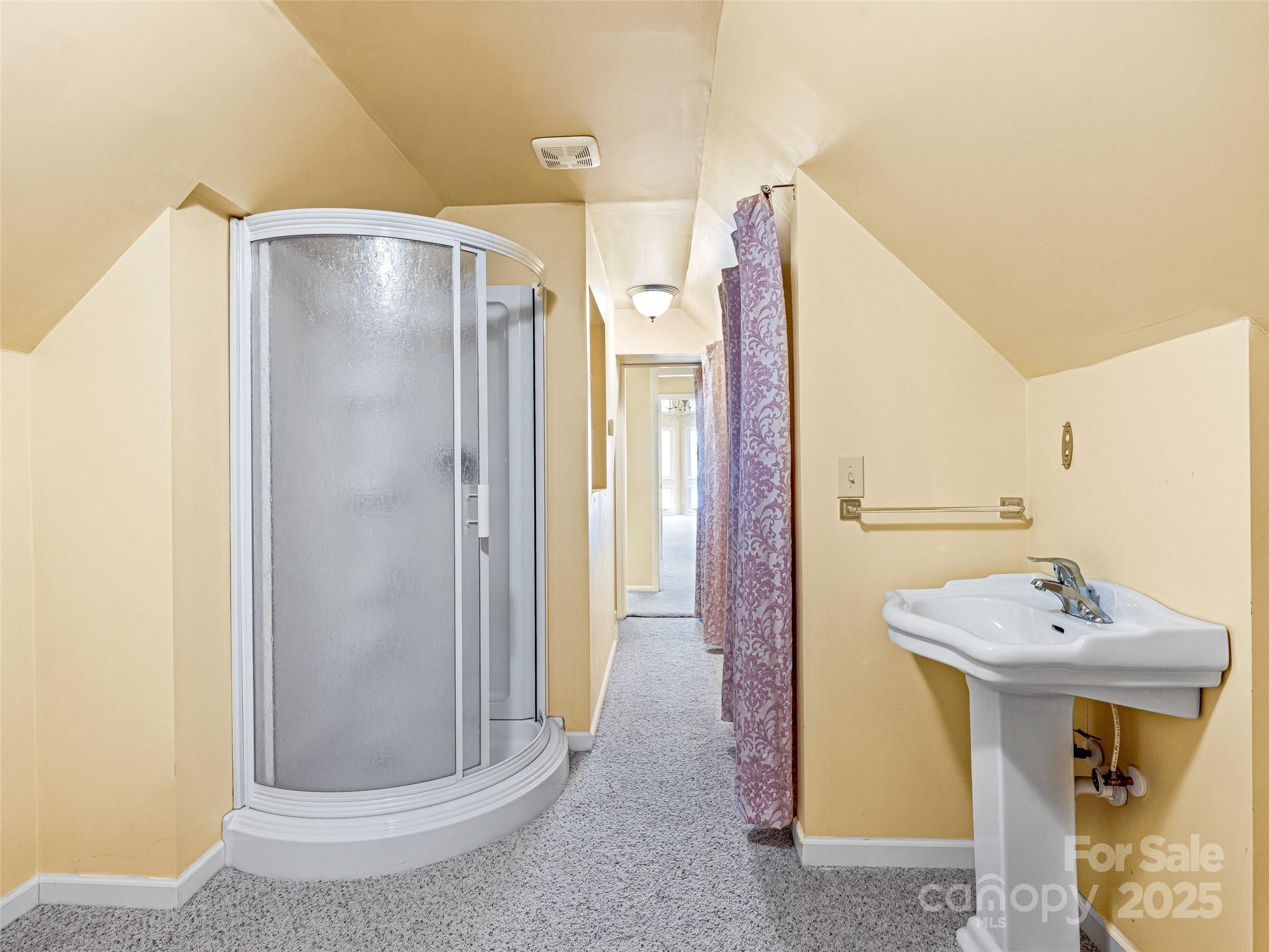 140 Overlook Drive — Flat Rock
