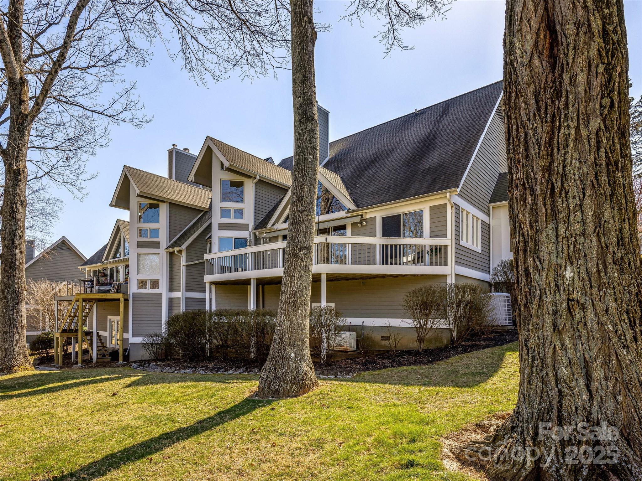140 Overlook Drive — Flat Rock