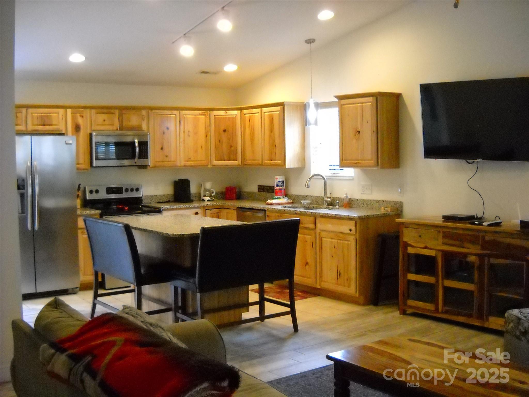 992 Hornet Drive — Whittier