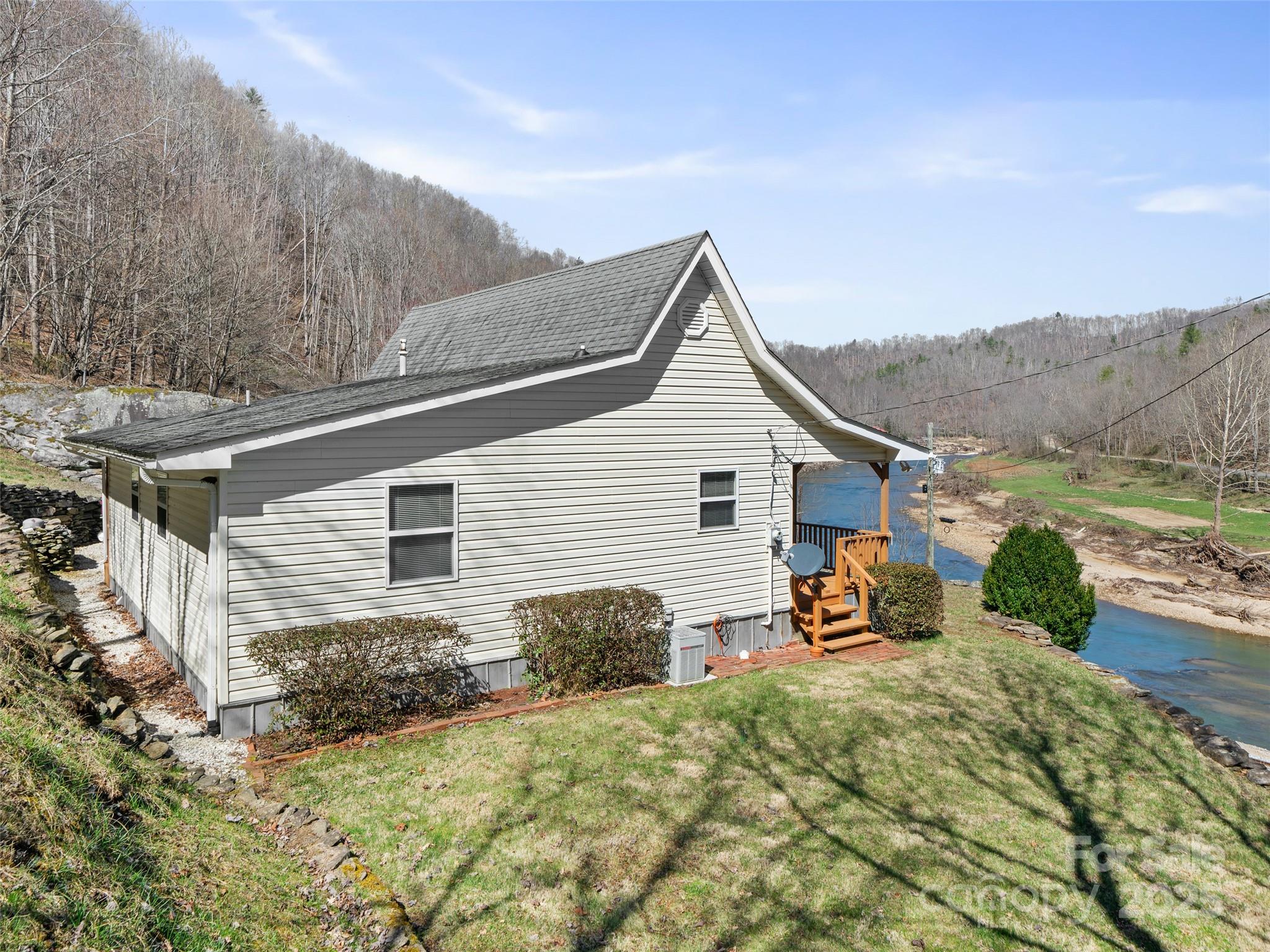 427 Johnson Cemetery Road — Bakersville