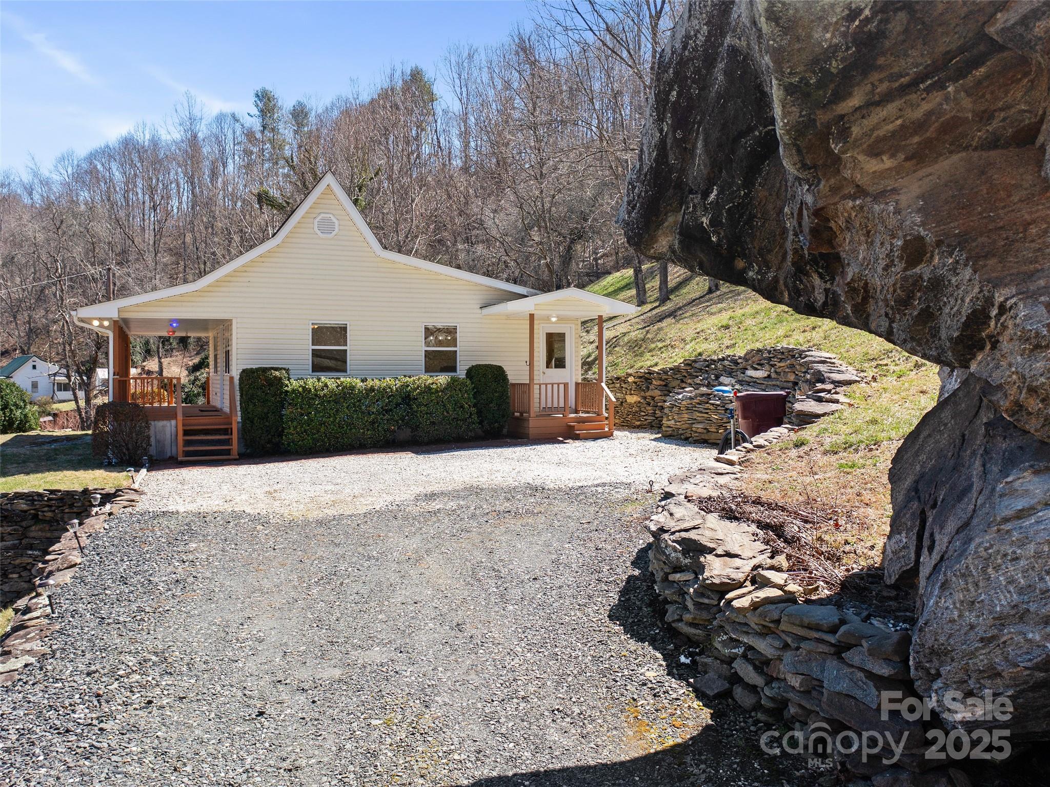 427 Johnson Cemetery Road — Bakersville