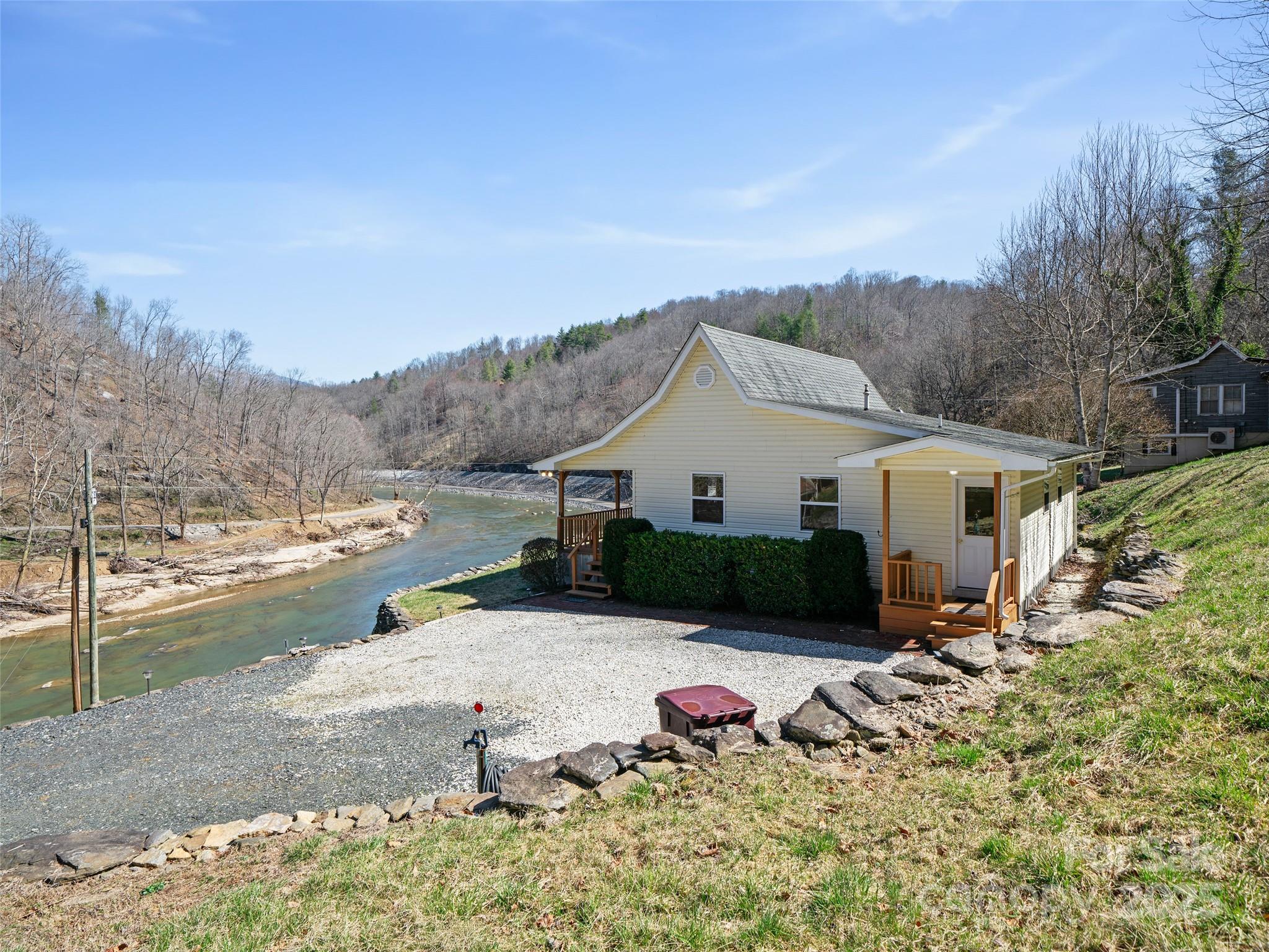 427 Johnson Cemetery Road — Bakersville