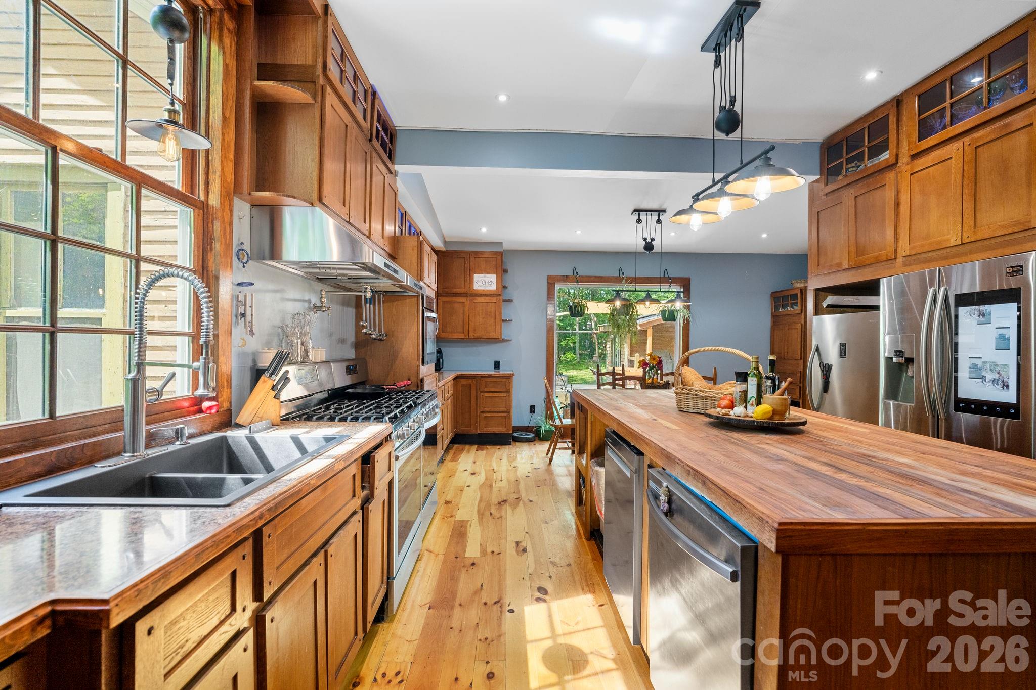 305 Ficker Circle — Hendersonville