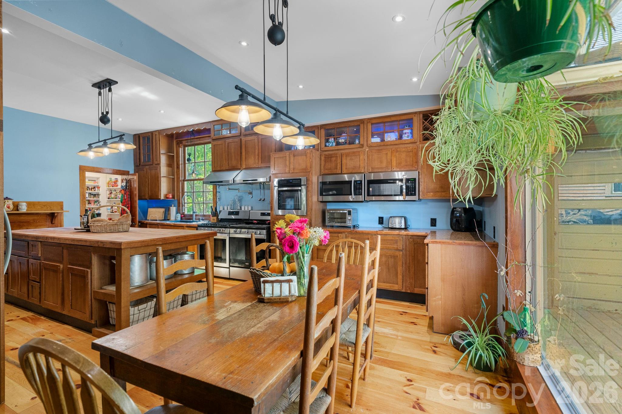 305 Ficker Circle — Hendersonville