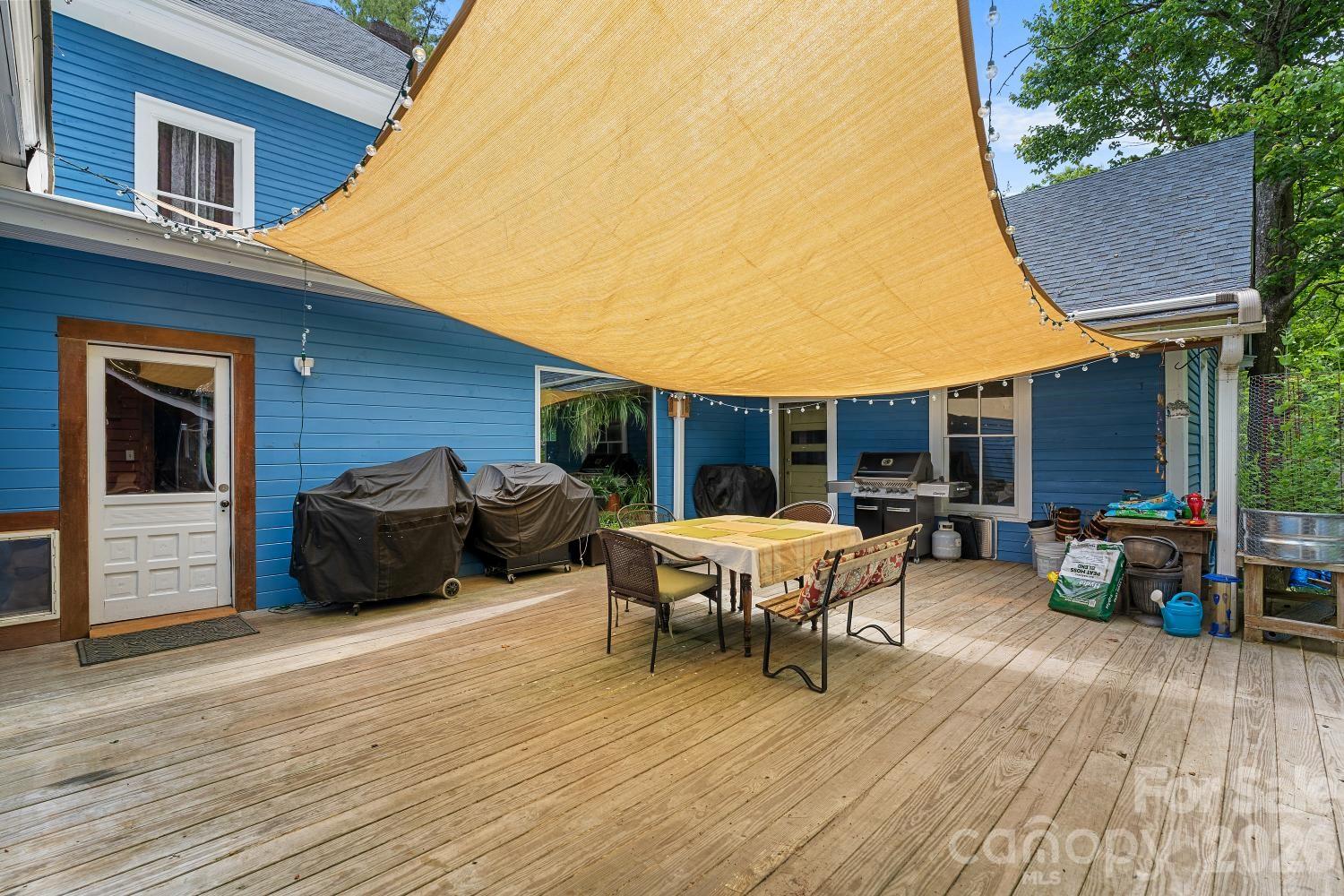 305 Ficker Circle — Hendersonville