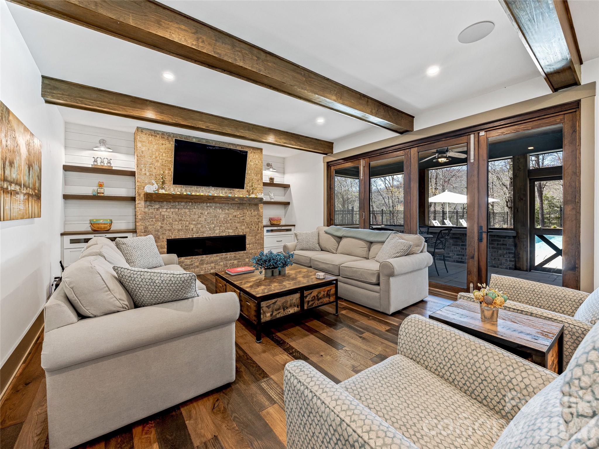 59 W Bradford Hill Road — Mills River