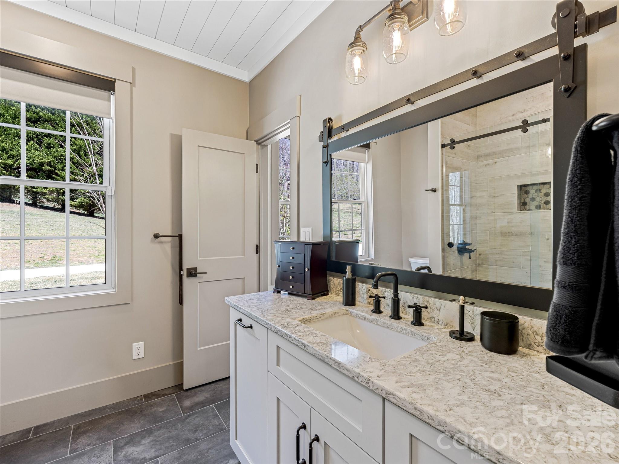 59 W Bradford Hill Road — Mills River