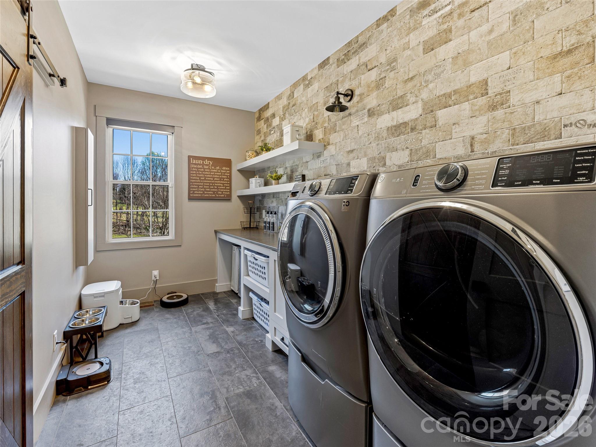 59 W Bradford Hill Road — Mills River