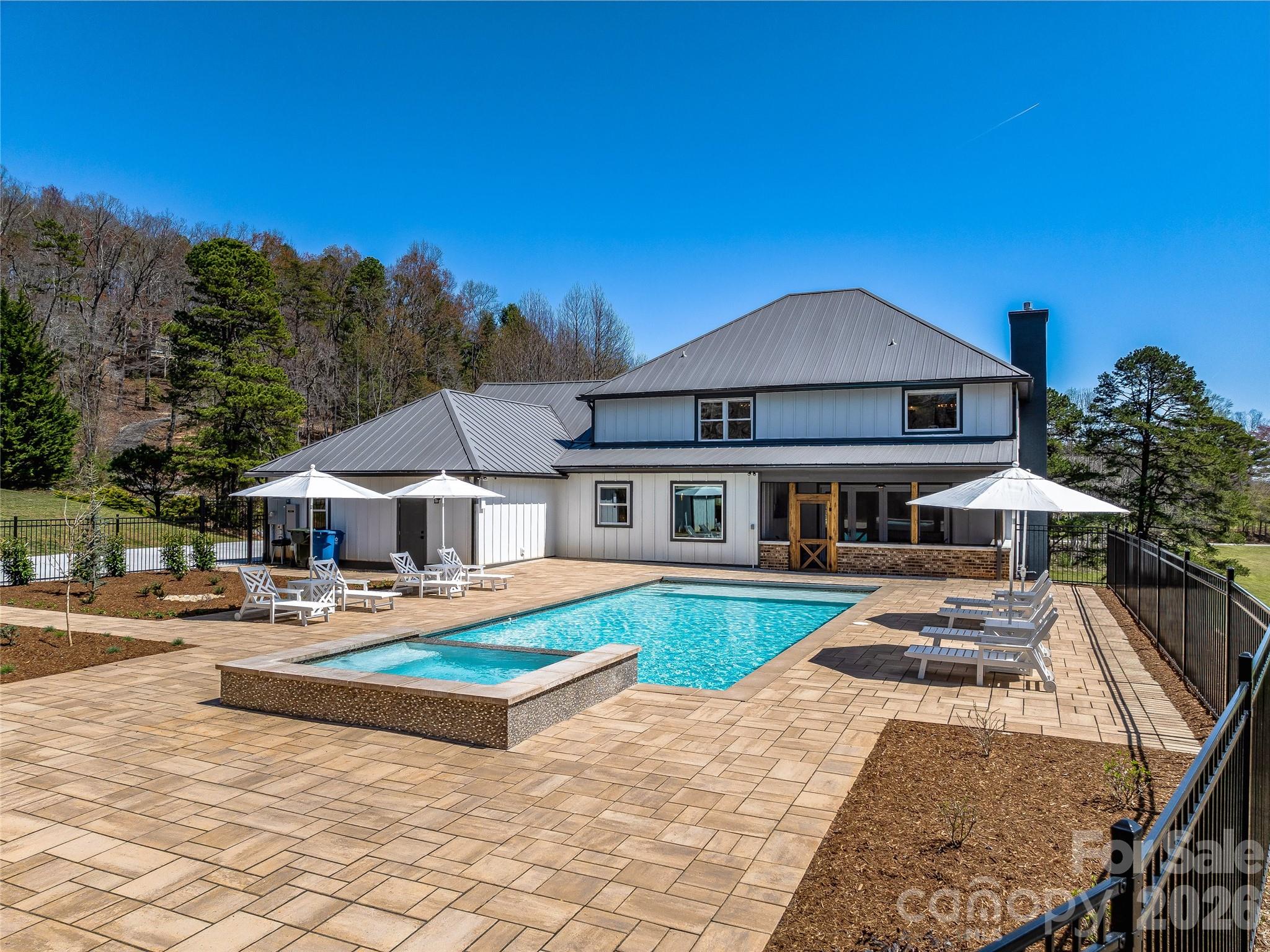 59 W Bradford Hill Road — Mills River