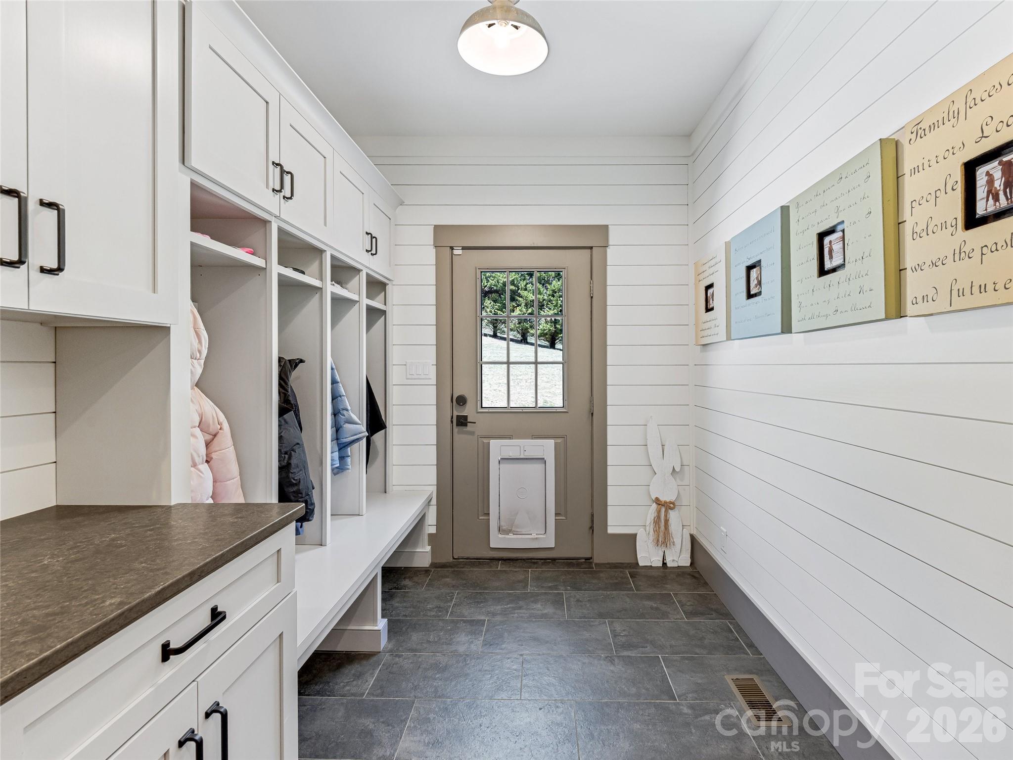 59 W Bradford Hill Road — Mills River
