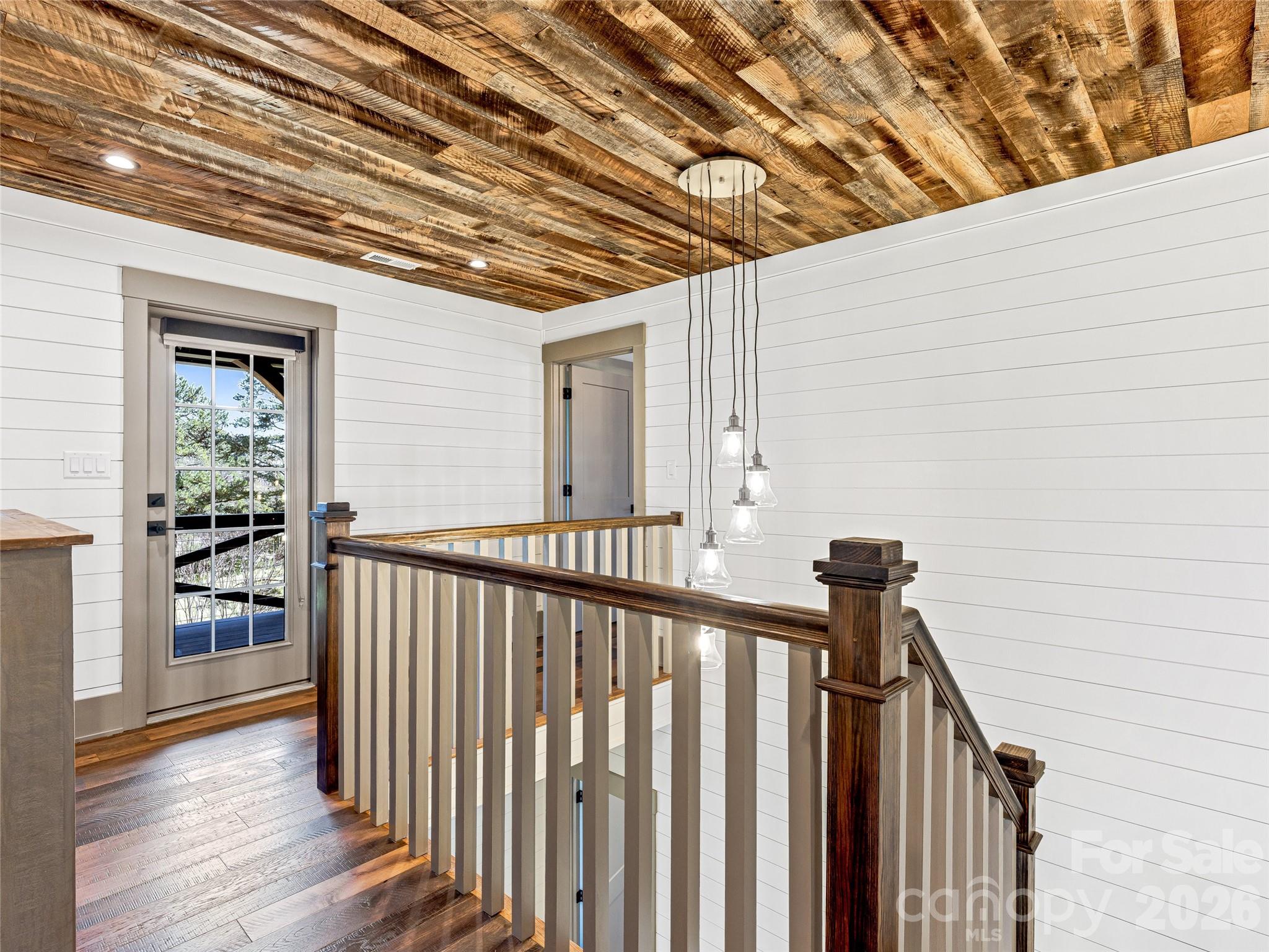 59 W Bradford Hill Road — Mills River
