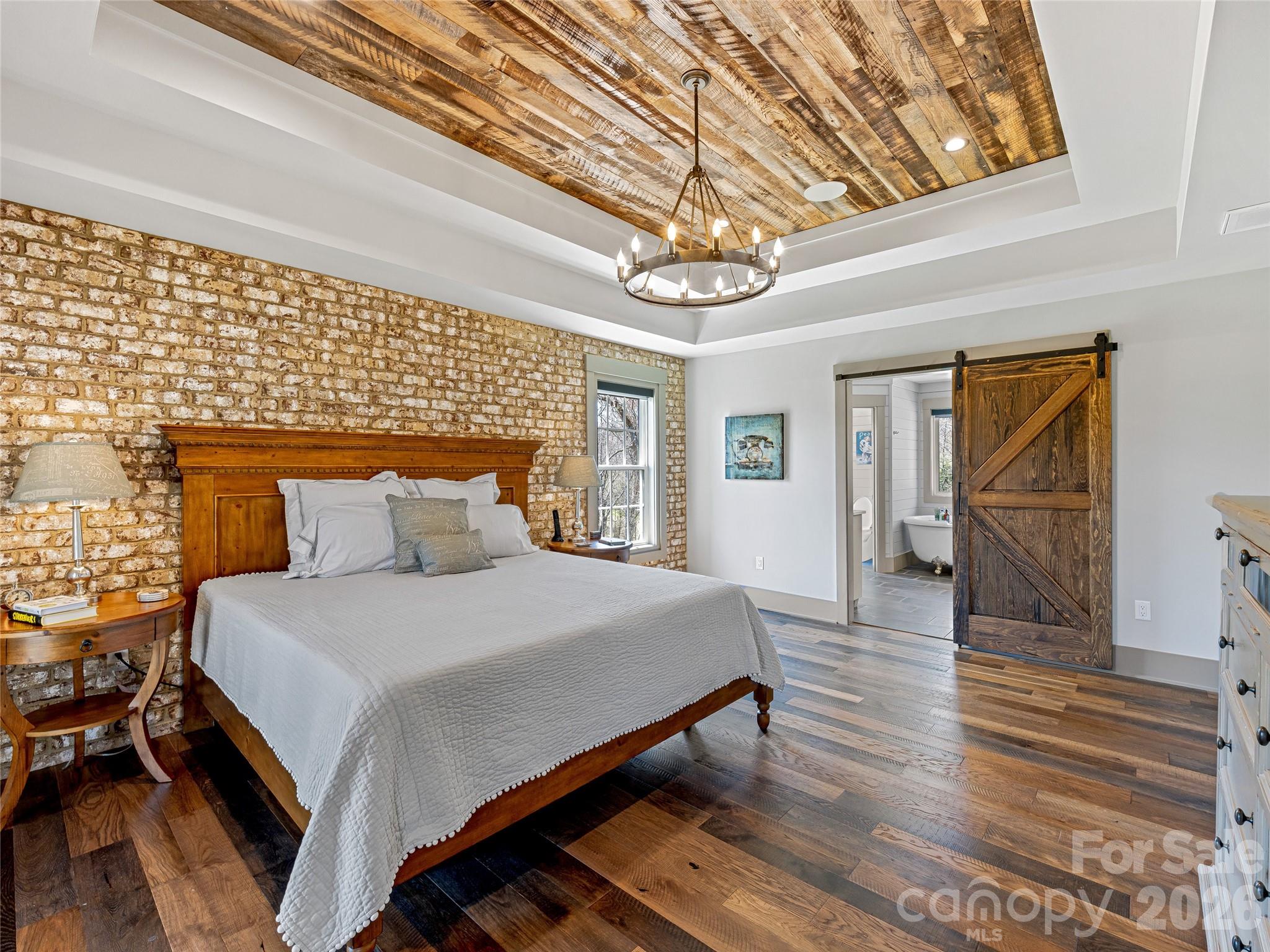59 W Bradford Hill Road — Mills River