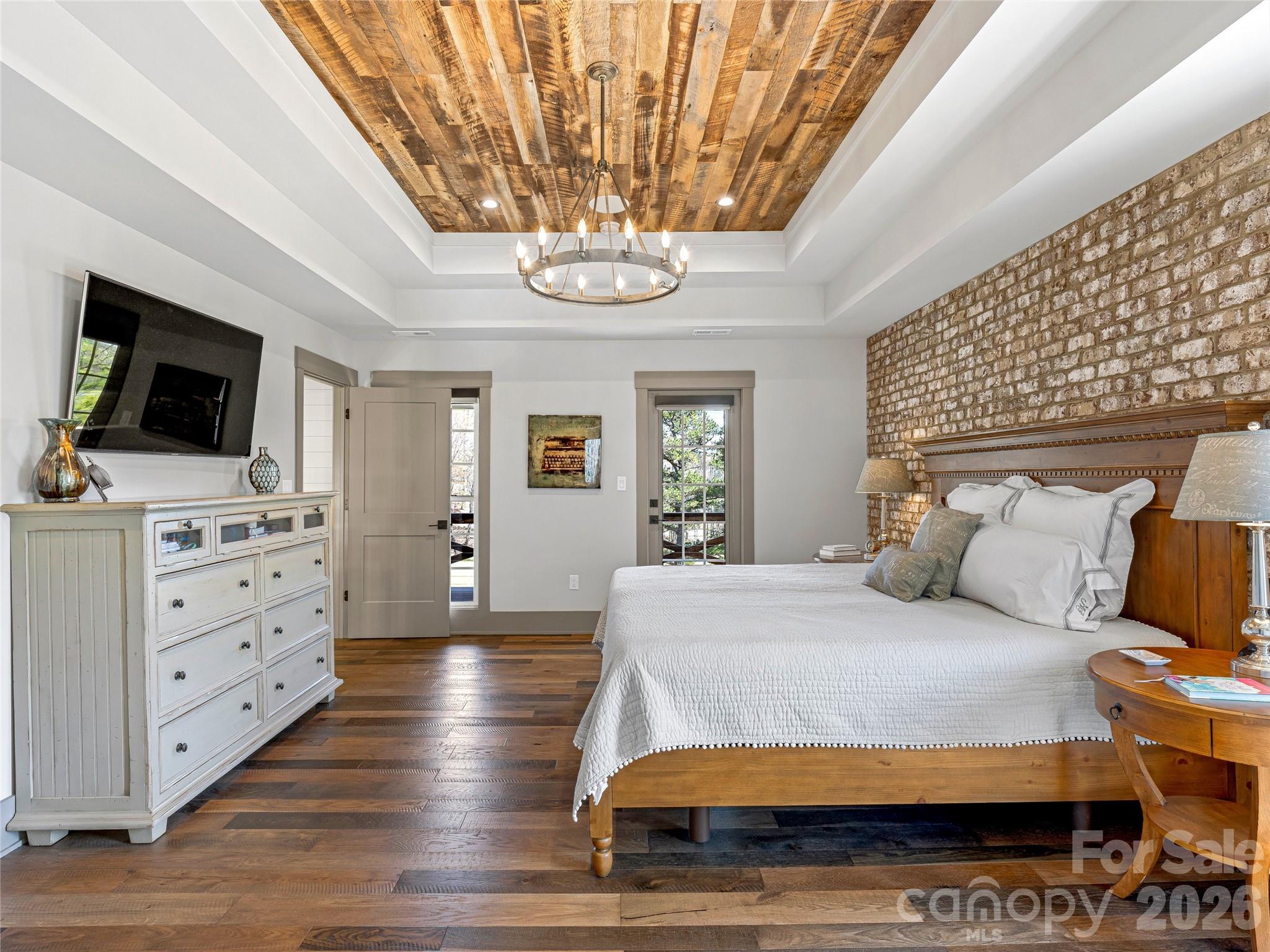 59 W Bradford Hill Road — Mills River