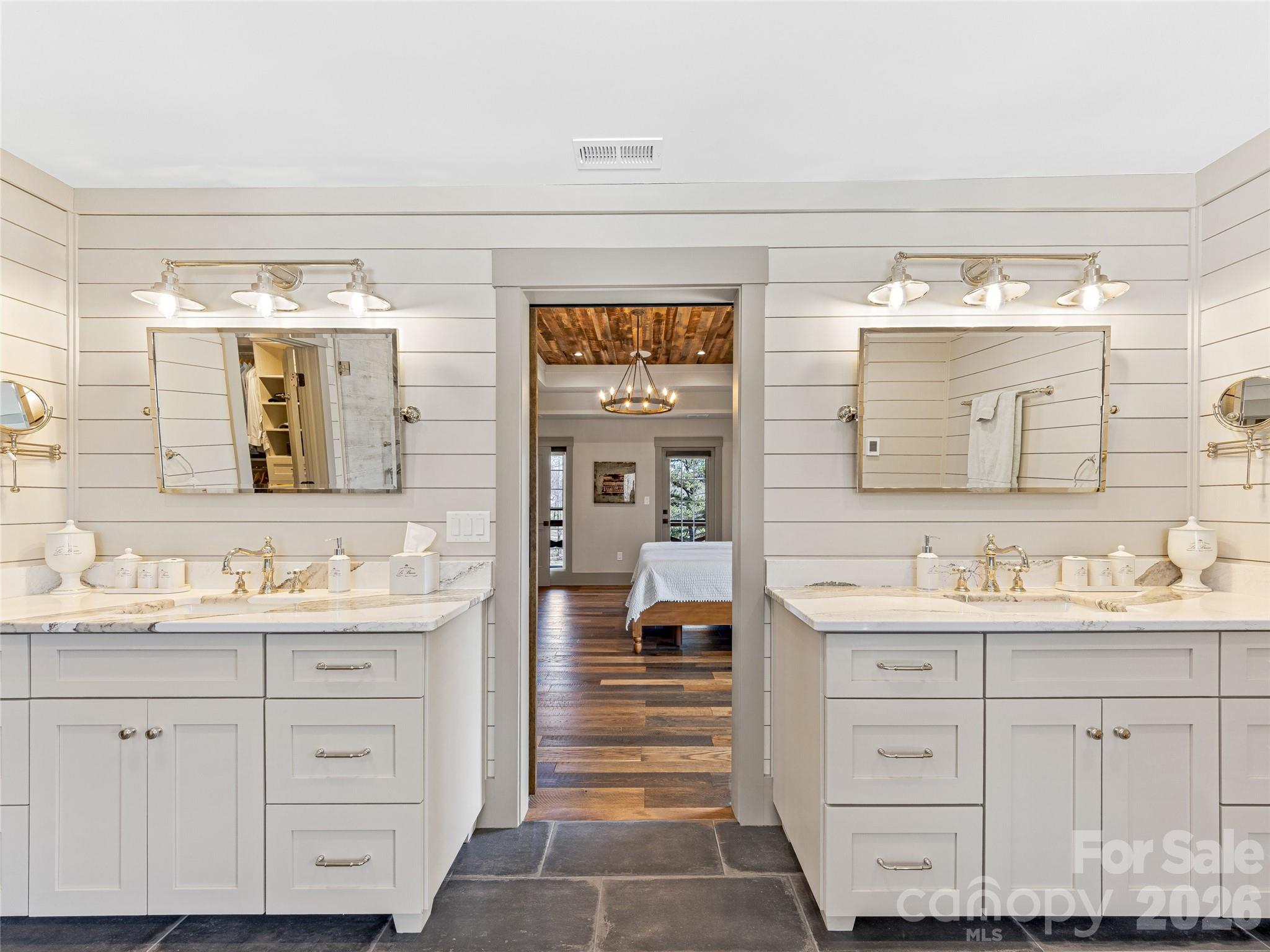 59 W Bradford Hill Road — Mills River