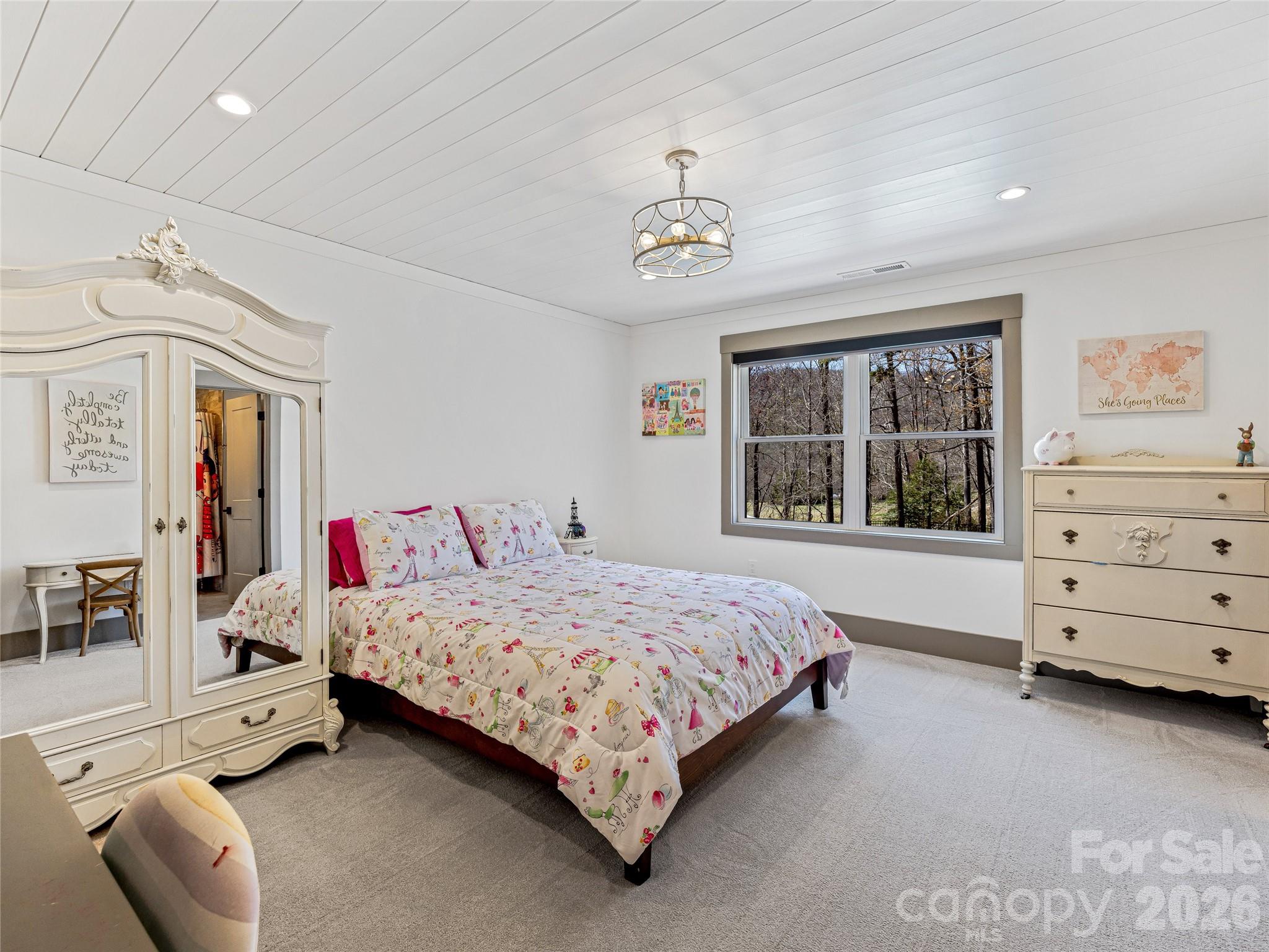 59 W Bradford Hill Road — Mills River