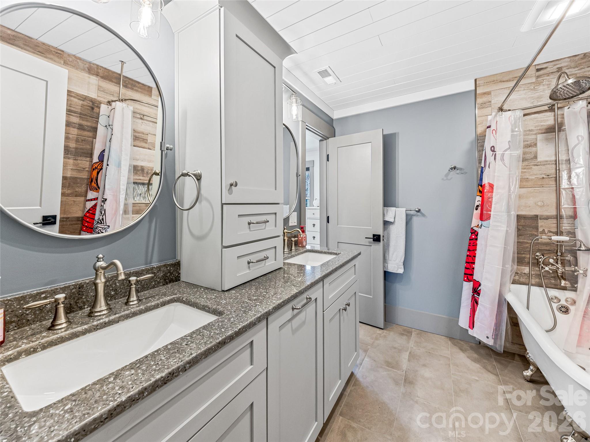 59 W Bradford Hill Road — Mills River